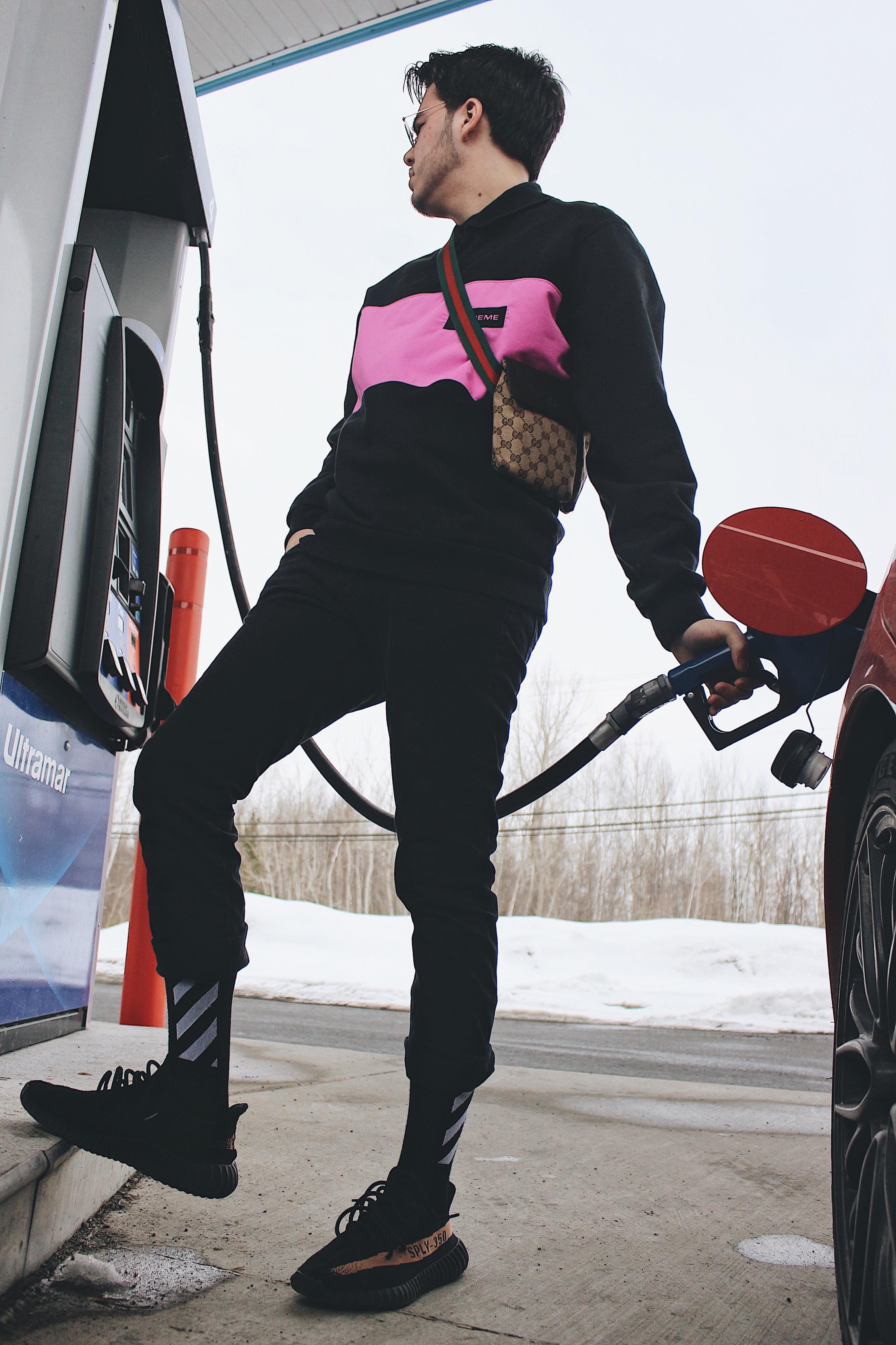young adult, transportation, one person, men, real people, person, fill up, standing, day, jogger, mode of transportation, trainer, petrol, man purse, looking, Phone HD Wallpaper