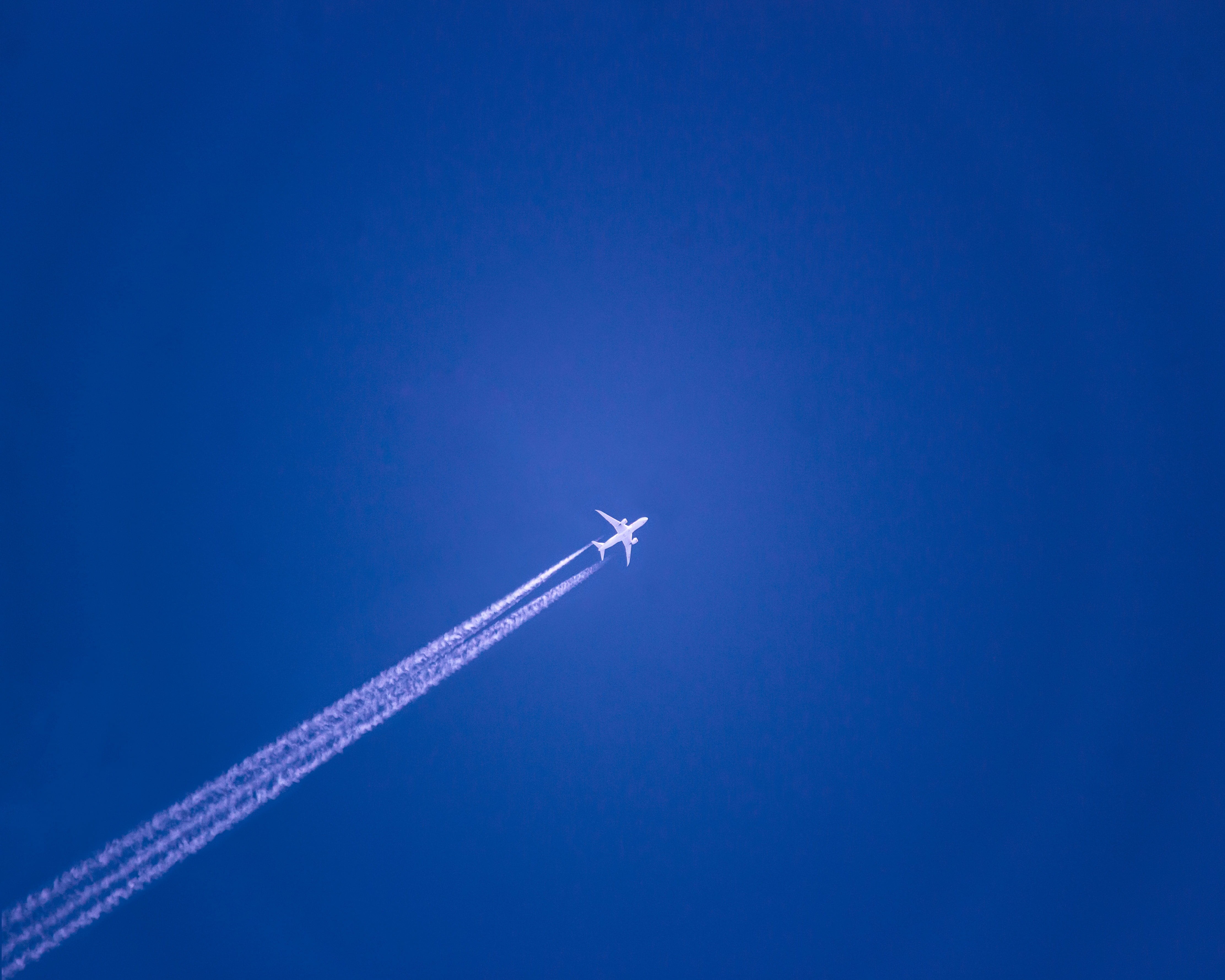 transportation, low angle view, no people, smoke, line, commercial airplane, aerospace industry, flying, sky, 4K, on the move, blue, directly below, plane, HD Wallpaper