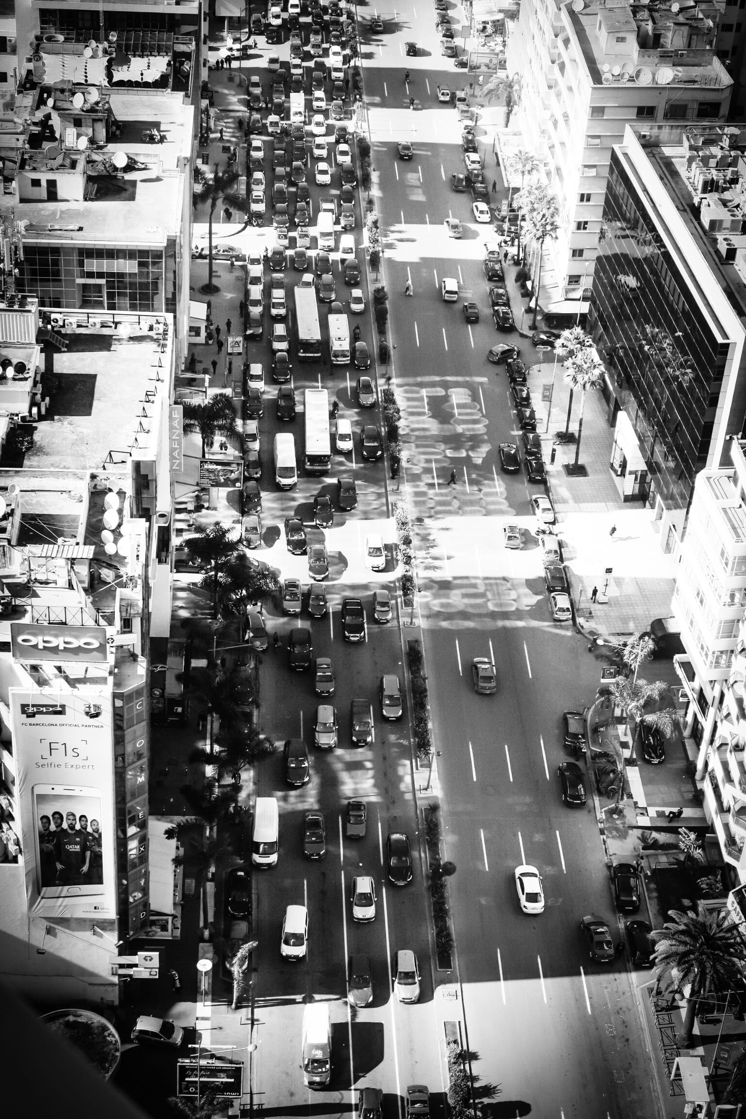 city street, incidental people, land vehicle, road, traffic, grayscale, outdoors, building, street, cars, built structure, architecture, car, mode of transportation, Phone HD Wallpaper