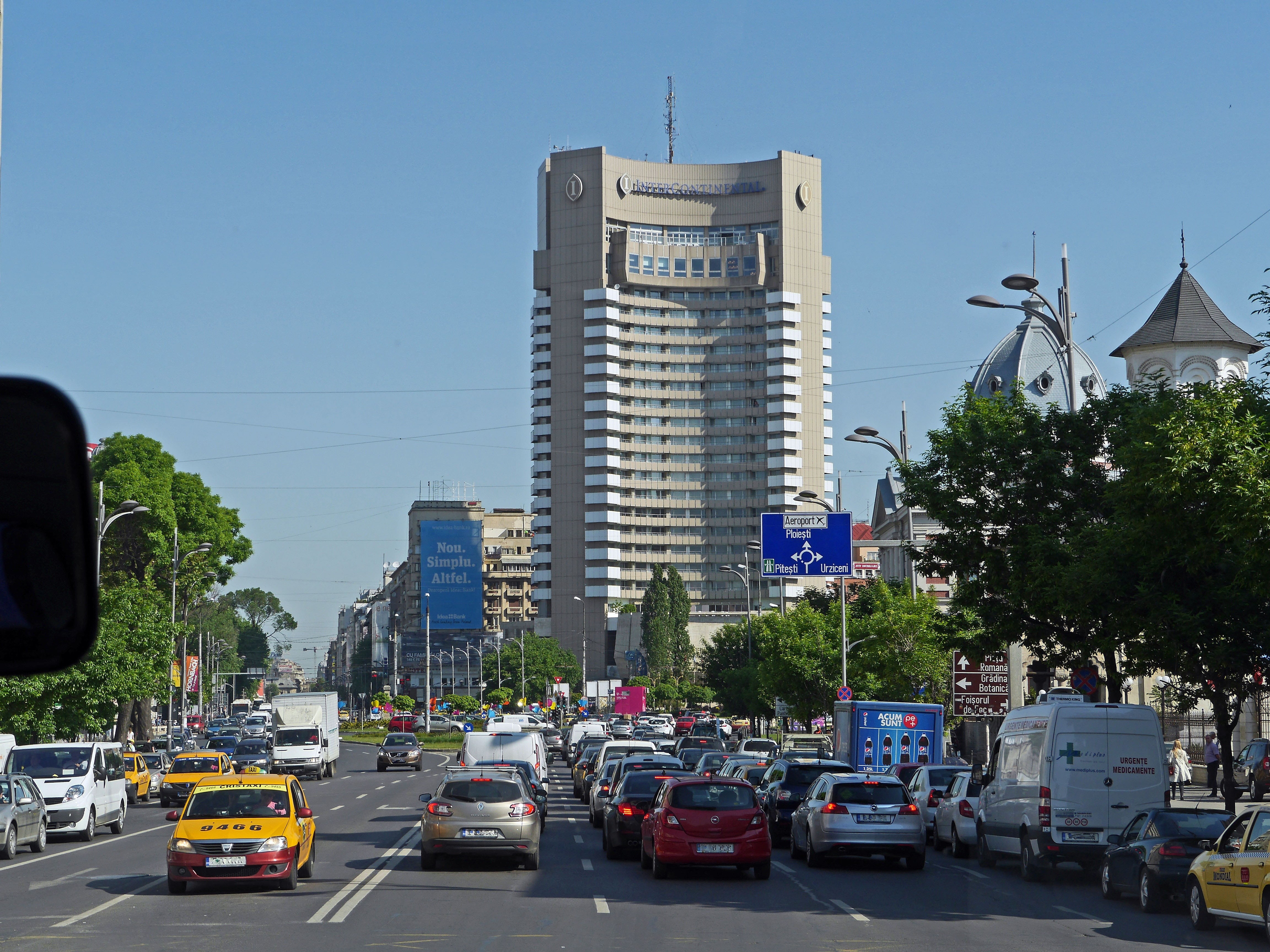 skyscraper, transportation, main thoroughfare, street, no people, sky, car, built structure, morning traffic, eight lanes, tree, roundabout, cross-traffic, HD Wallpaper