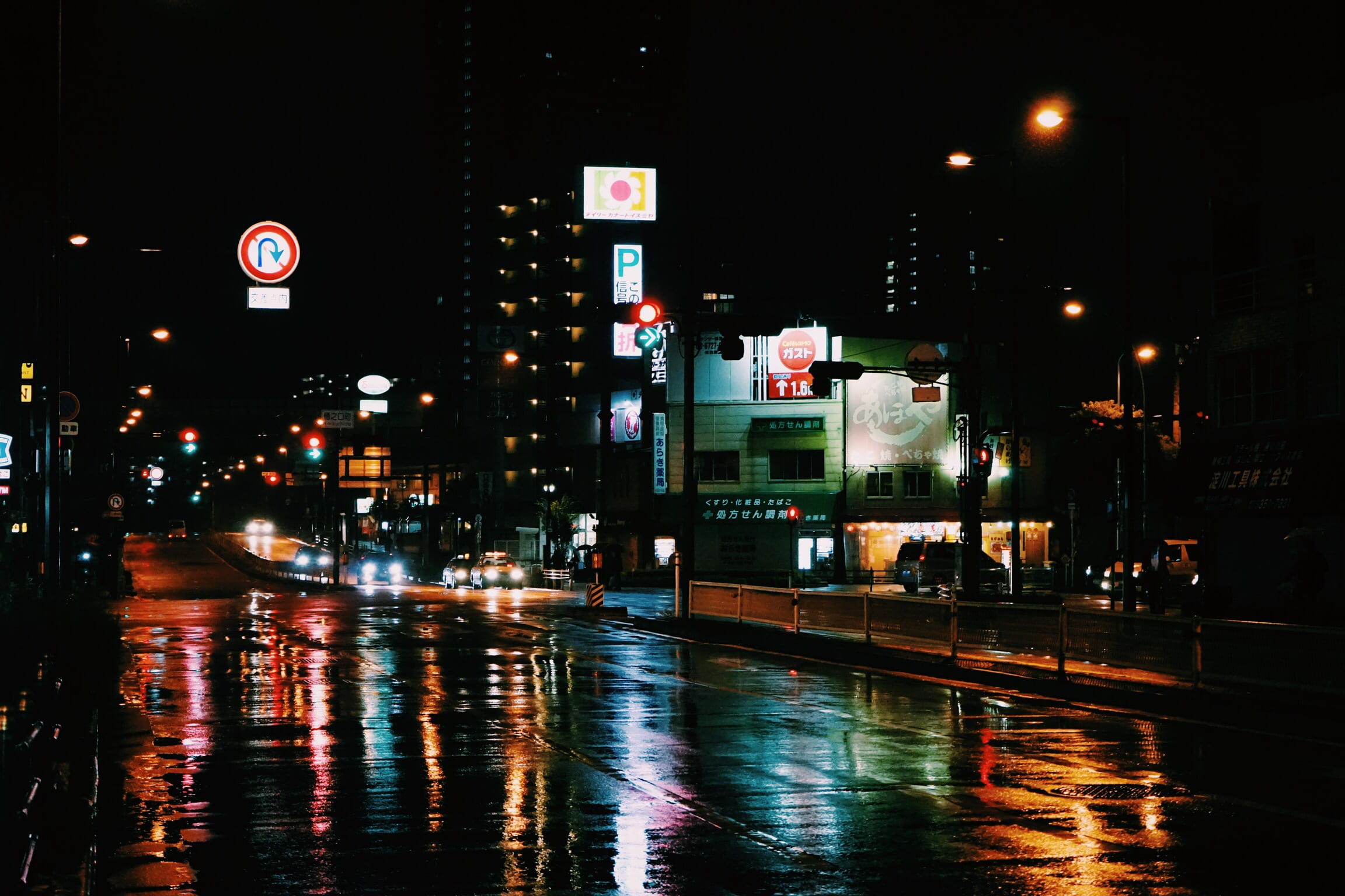 built structure, vehicle, sign, wet, rain, light, street, 1080P, no people, outdoors, travel, building exterior, waterfront, time, reflection, lighting equipment, HD Wallpaper