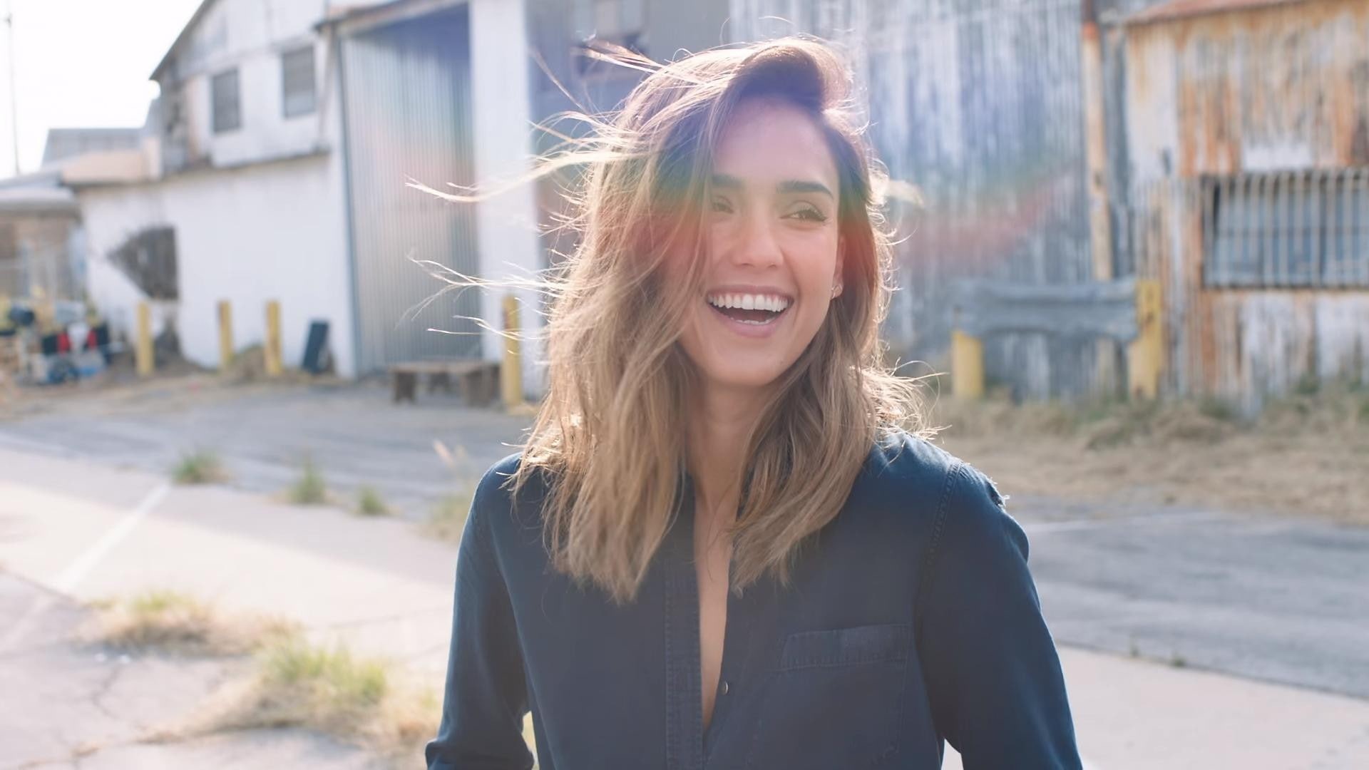 built structure, building exterior, young adult, portrait, architecture, blonde, brunette, beauty, emotion, focus on foreground, laughing, hair, Jessica Alba, HD Wallpaper