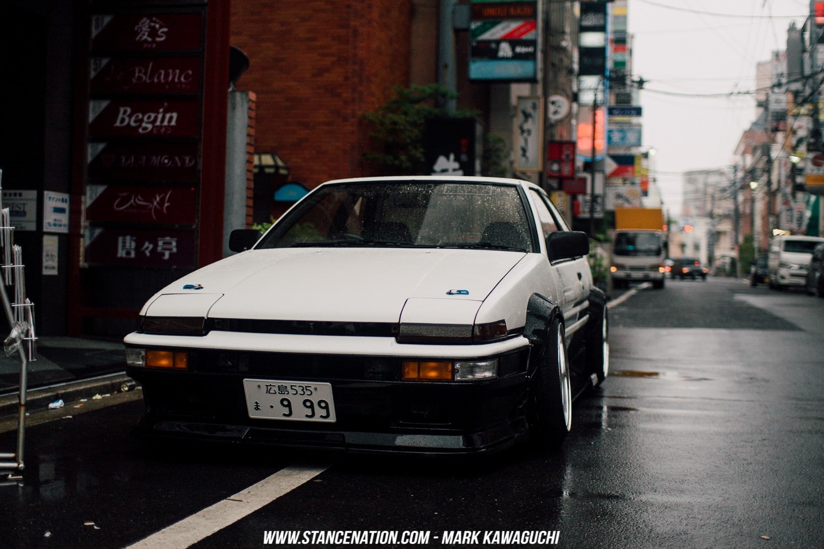 720P, built structure, focus on foreground, street, outdoors, no people, text, road, architecture, city street, western script, car, taxi, day, motor vehicle, HD Wallpaper