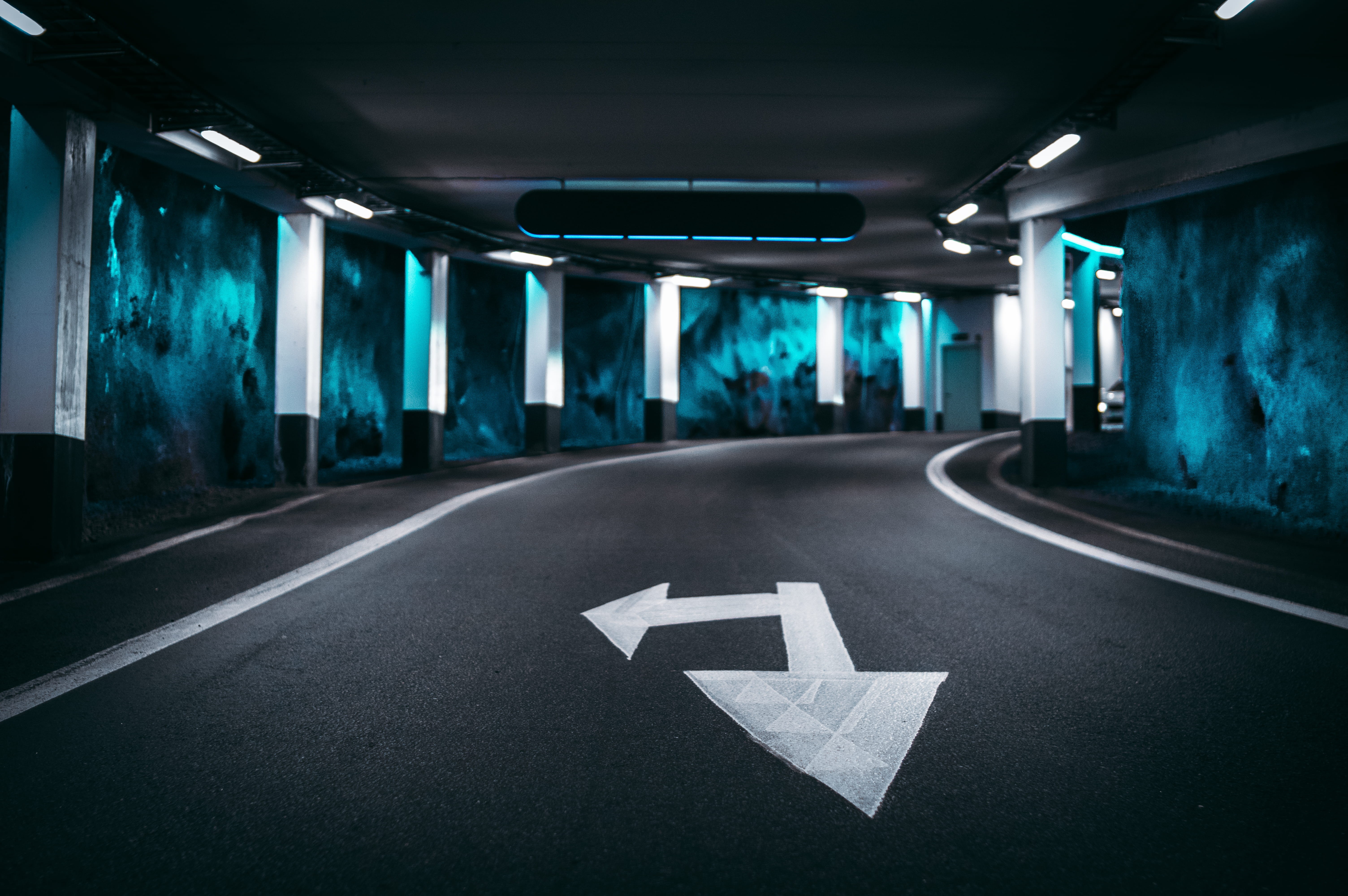 illumination, empty, diminishing Perspective, underground, 5K, concrete, asphalt, dark, urban Scene, indoors, lane, architecture, road, flooring, arrow, HD Wallpaper