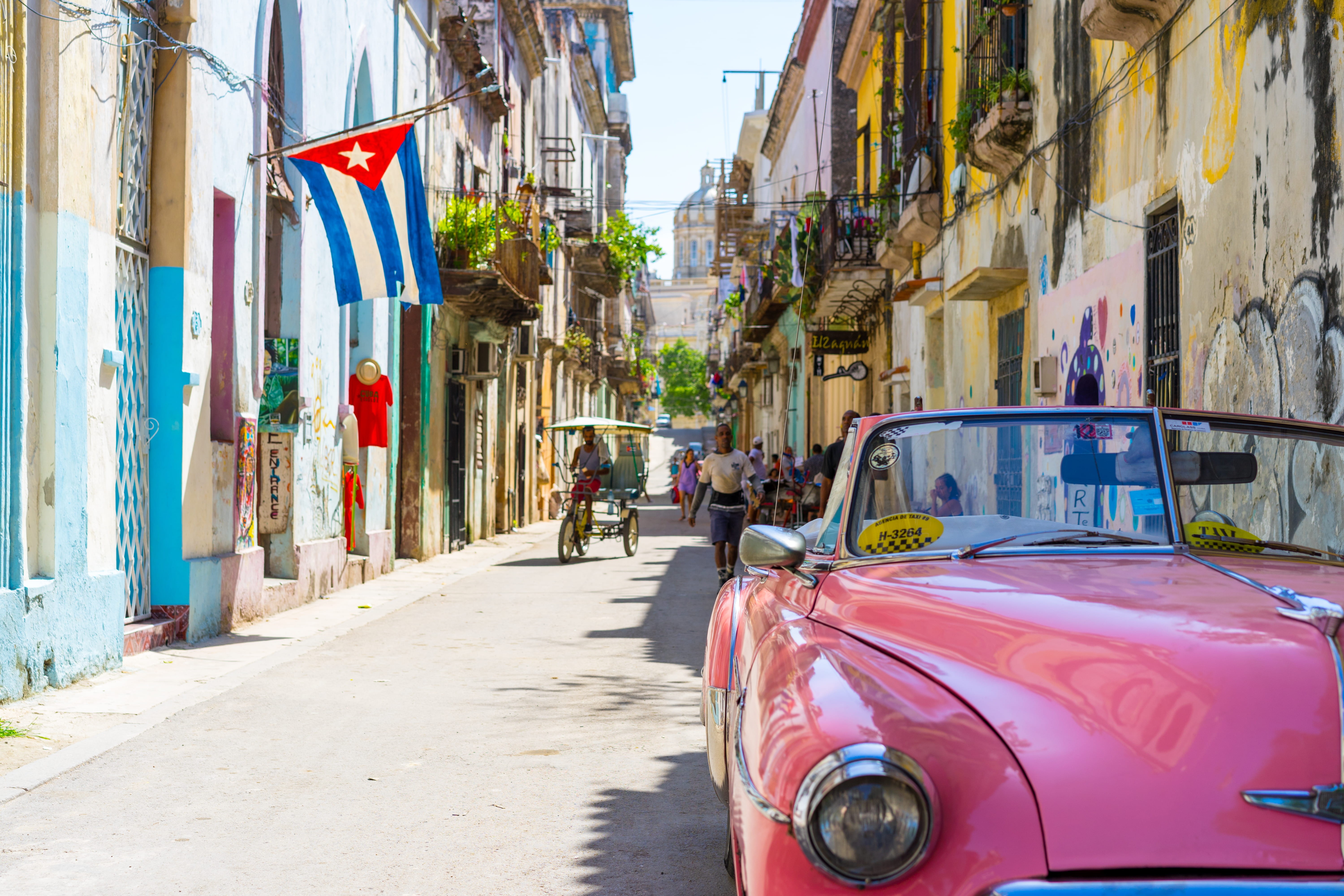 convertible, outdoors, pink, building, cuba, parked, day, people, travel, flag, oldtimer, automotive, transportation, concrete, men, architecture, road, HD Wallpaper