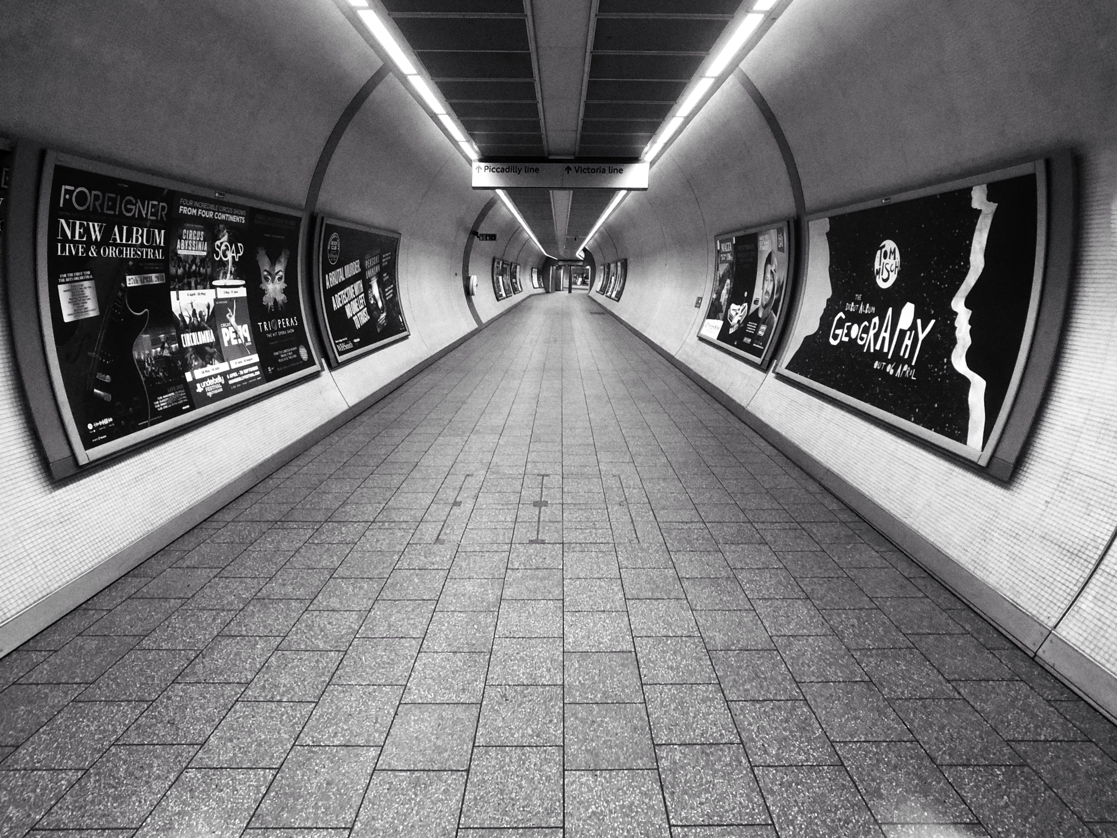 ceiling, footpath, london, 2K, curve, train station, station, passage, black and white, underground, tuble, train, tiled floor, symmetry, direction, flooring, HD Wallpaper