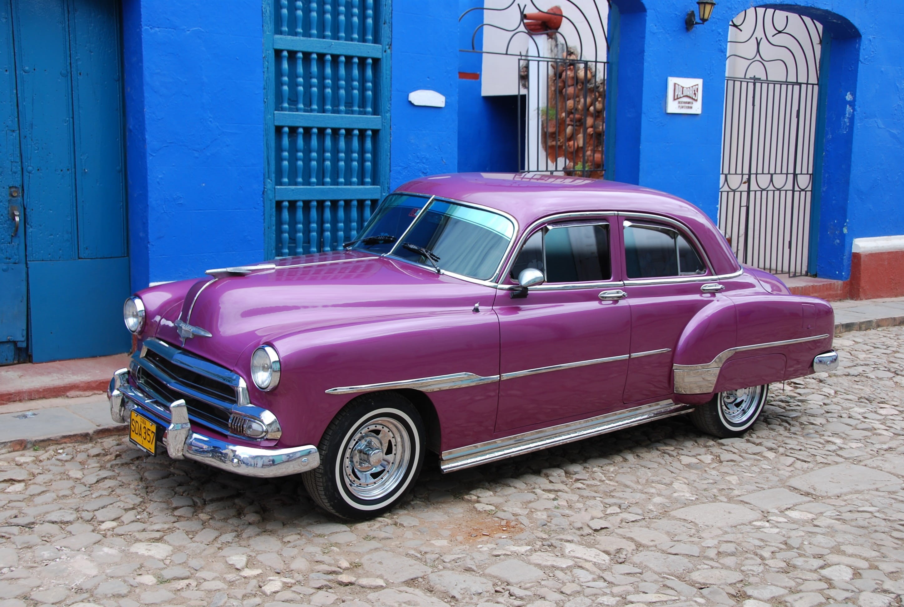 Cars, built structure, Old, old-fashioned, side, American, architecture, obsolete, motor vehicle, street, 2K, day, no People, history, parked, outdoors, HD Wallpaper