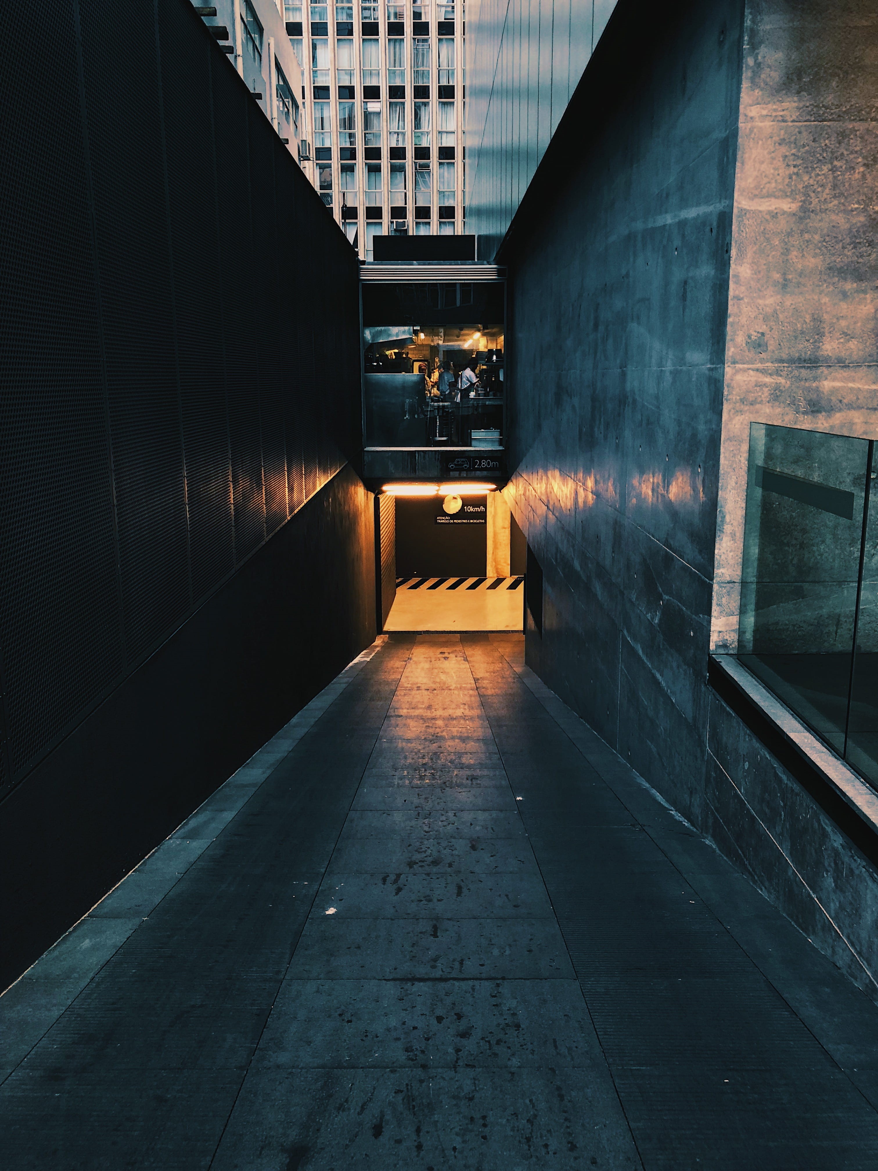 building, diminishing perspective, 4K, underground garage, ceiling, urban, transportation, underground, tunnel, long, empty, no people, the way forward, Phone HD Wallpaper