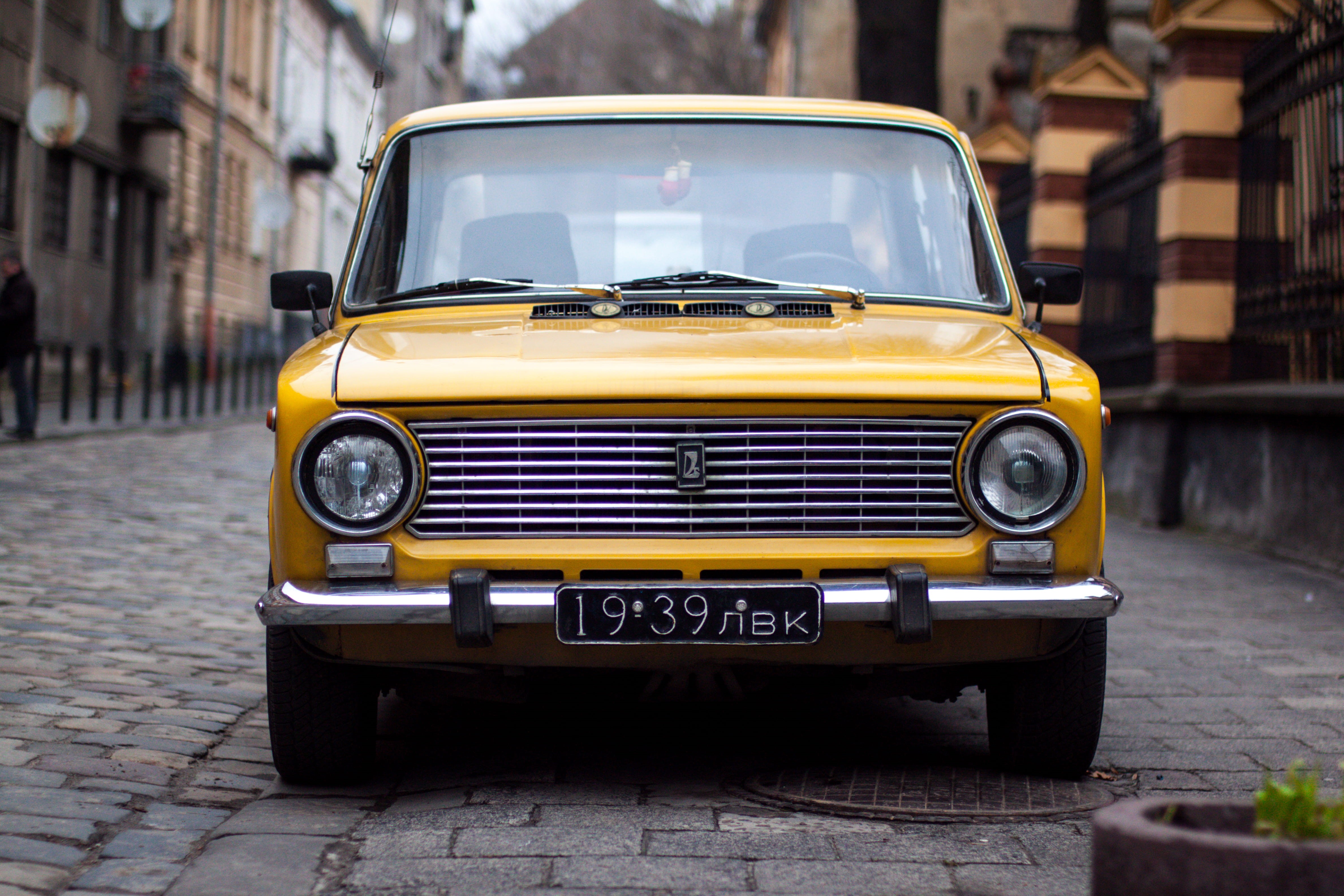 city Life, obsolete, taxi, mode of transportation, architecture, text, outdoors, motor vehicle, automobile, park, stationary, classic, Tofas, chrome, day, HD Wallpaper