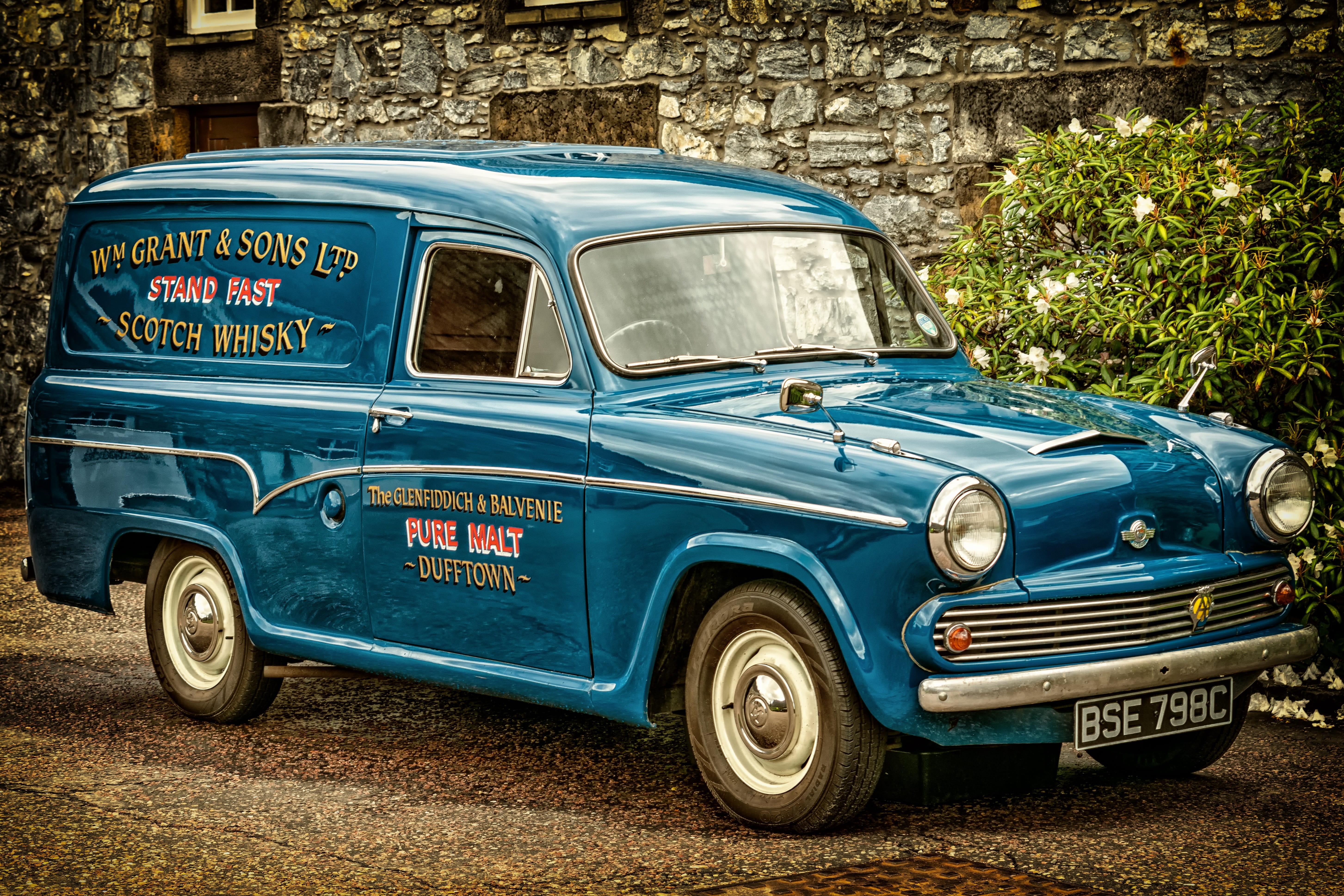 retro styled, pkw, blue, motor vehicle, scotland, concrete, original, whisky, old, automotive, advertising, vehicle, metal, mode of transportation, english, HD Wallpaper