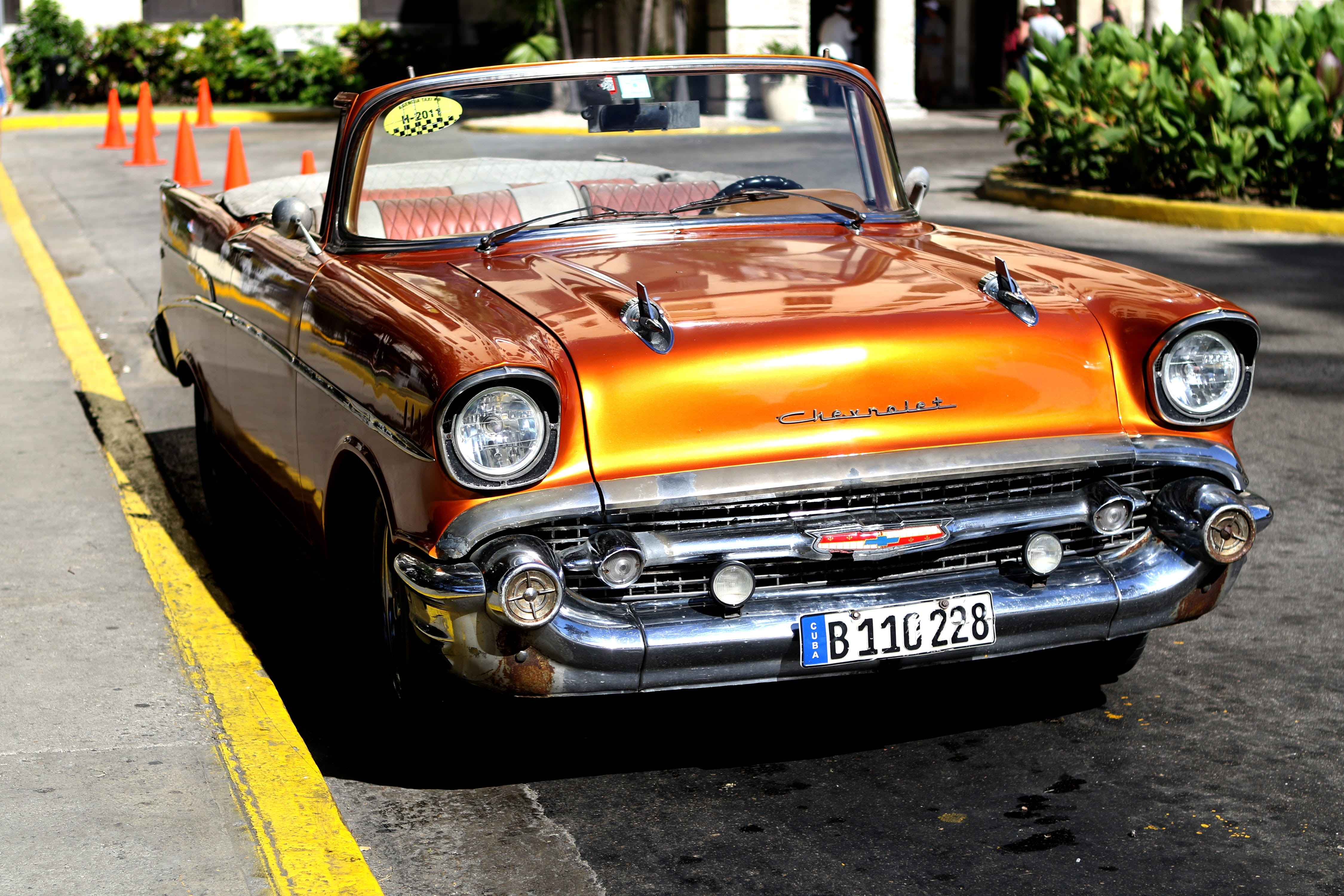 american Culture, mode of Transport, incidental people, retro Styled, city, 4K, vintage, tourism, silver colored, mode of transportation, caribbean, outdoors, HD Wallpaper