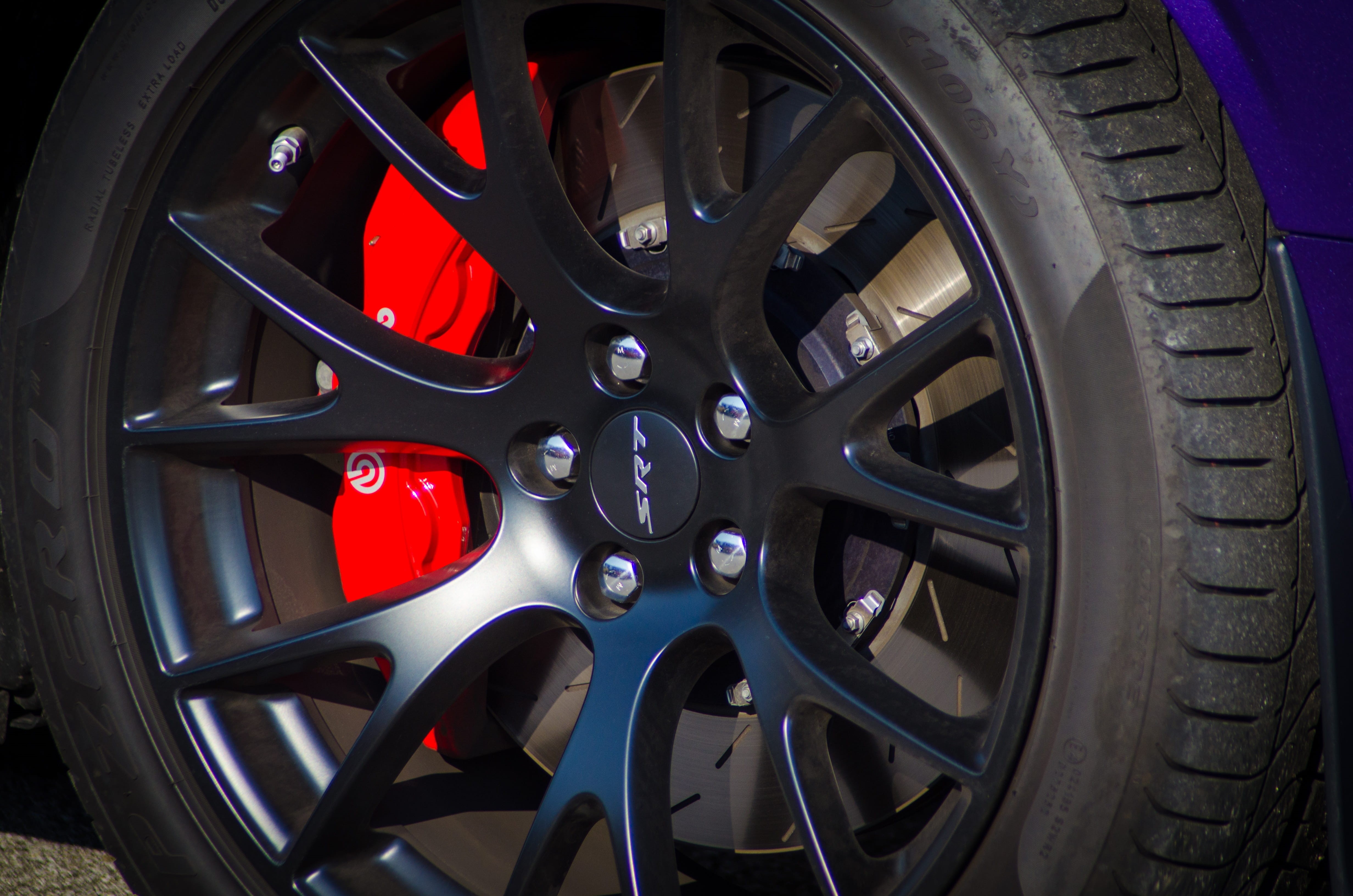 rim, white, workshop, chrome, stationary, garage, metal, disk, steel, design, 4K, speed, close-up, motor vehicle, maintenance, mode of transportation, HD Wallpaper