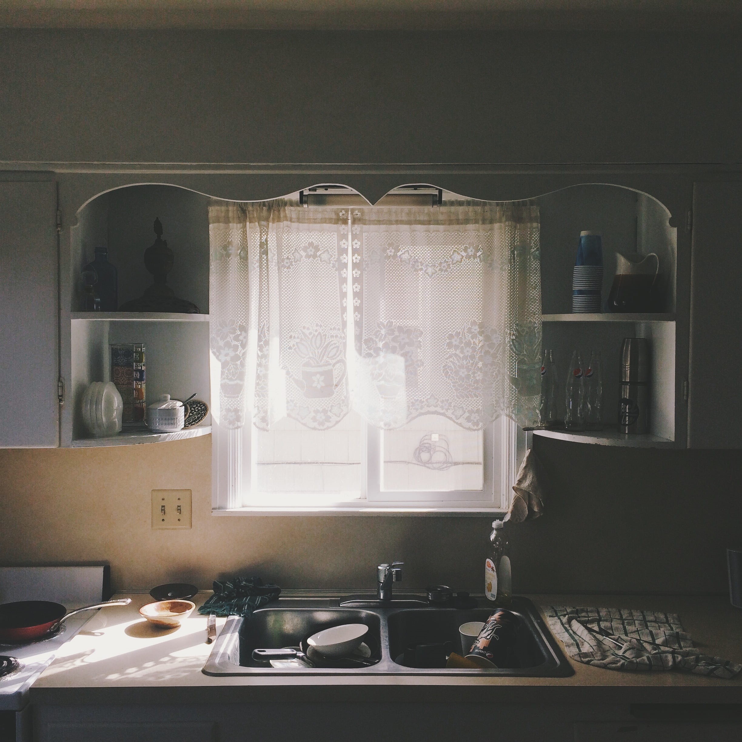 dish, sink, house, kitchen, furniture, reflection, home interior, glass - material, plates, windowpane, arrangement, gray, 1080P, near, domestic room, Phone HD Wallpaper