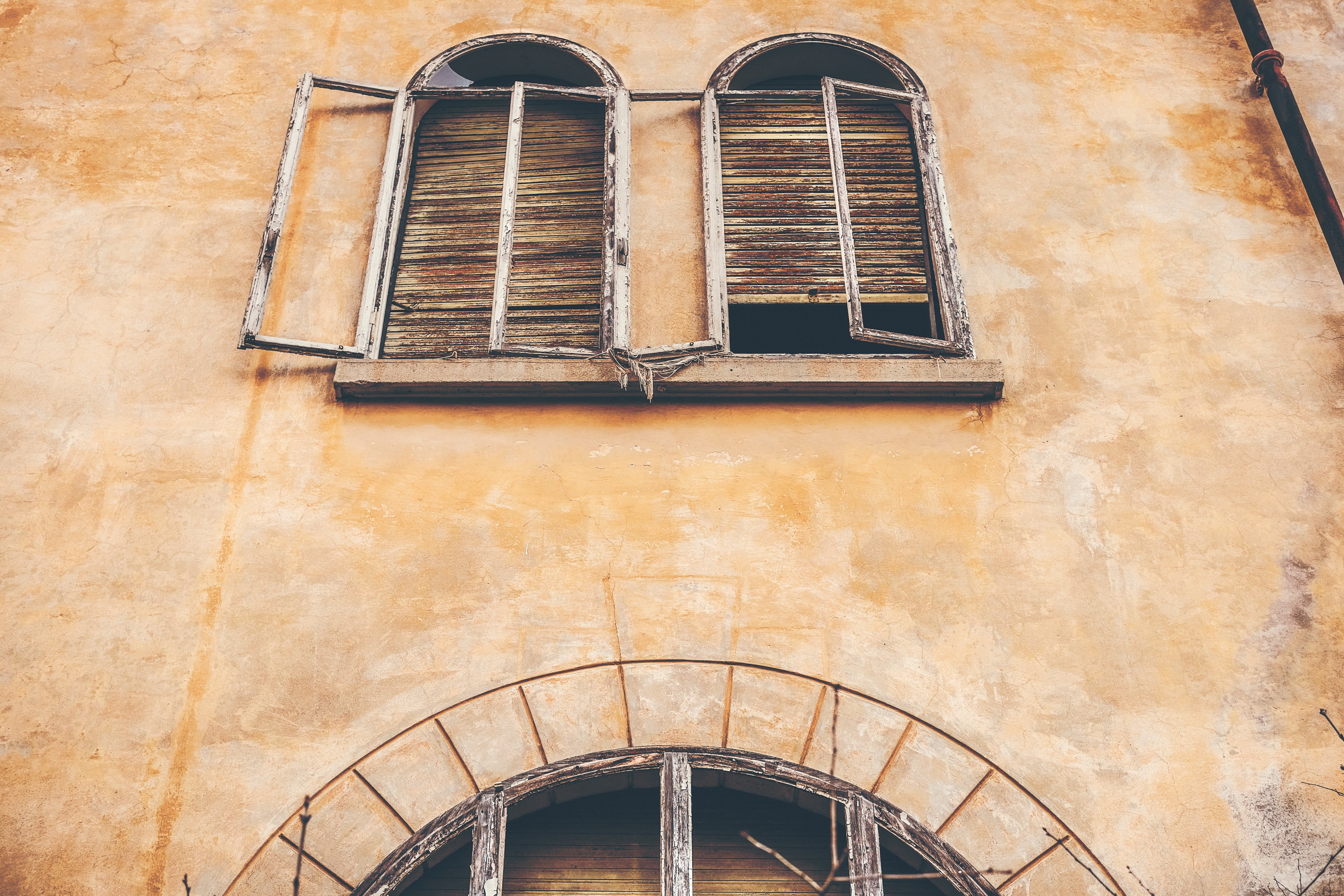 lighting equipment, no people, windowpane, beige, day, structure, building exterior, wall, 4K, architecture, windows, history, old, condominium, window, HD Wallpaper