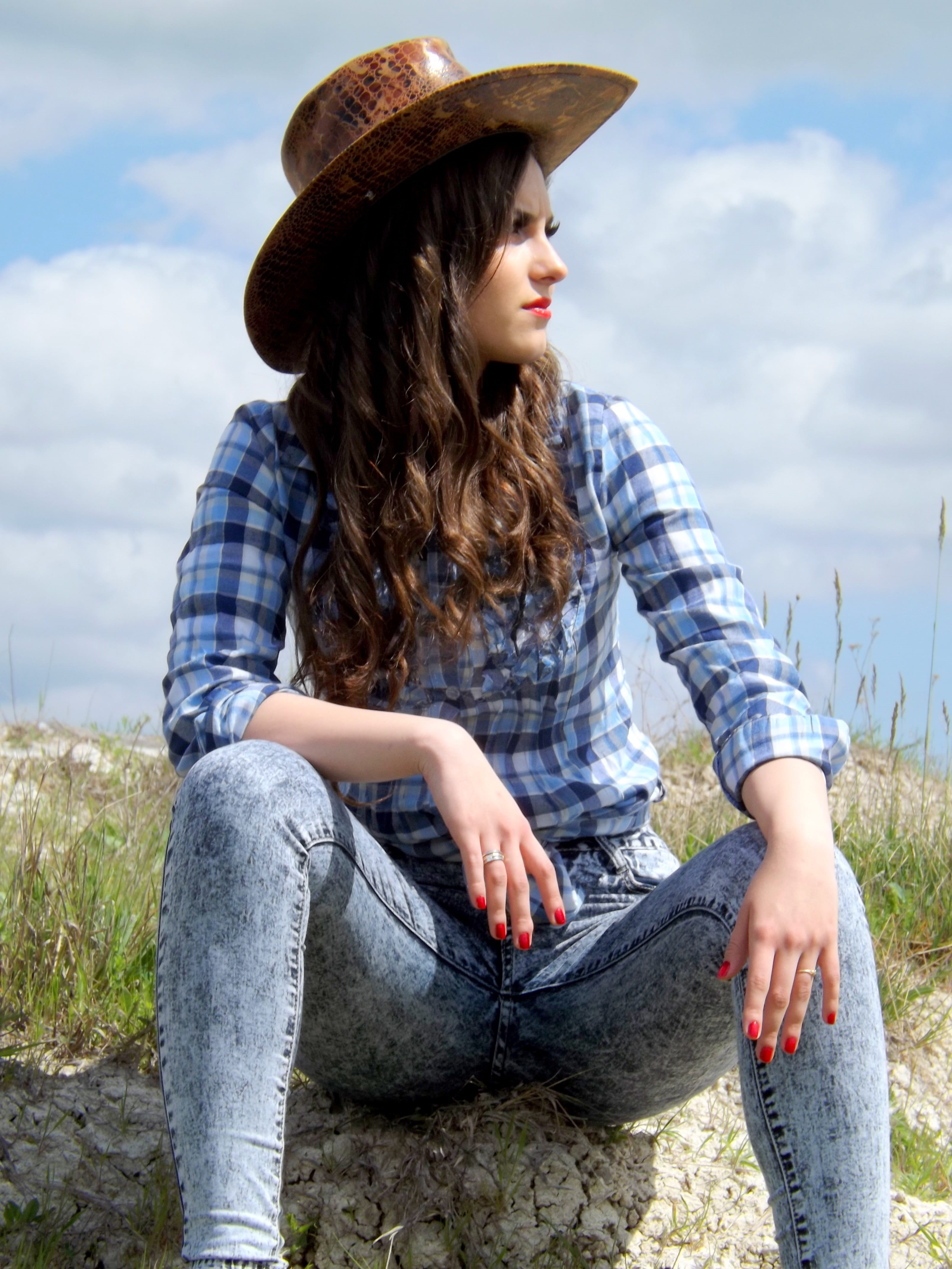 summer, wild west, one woman only, relaxation, stone, seating, 4K, woman, teenager, looking, beautiful woman, sky, wearing, adult, women, casual clothing, Phone HD Wallpaper