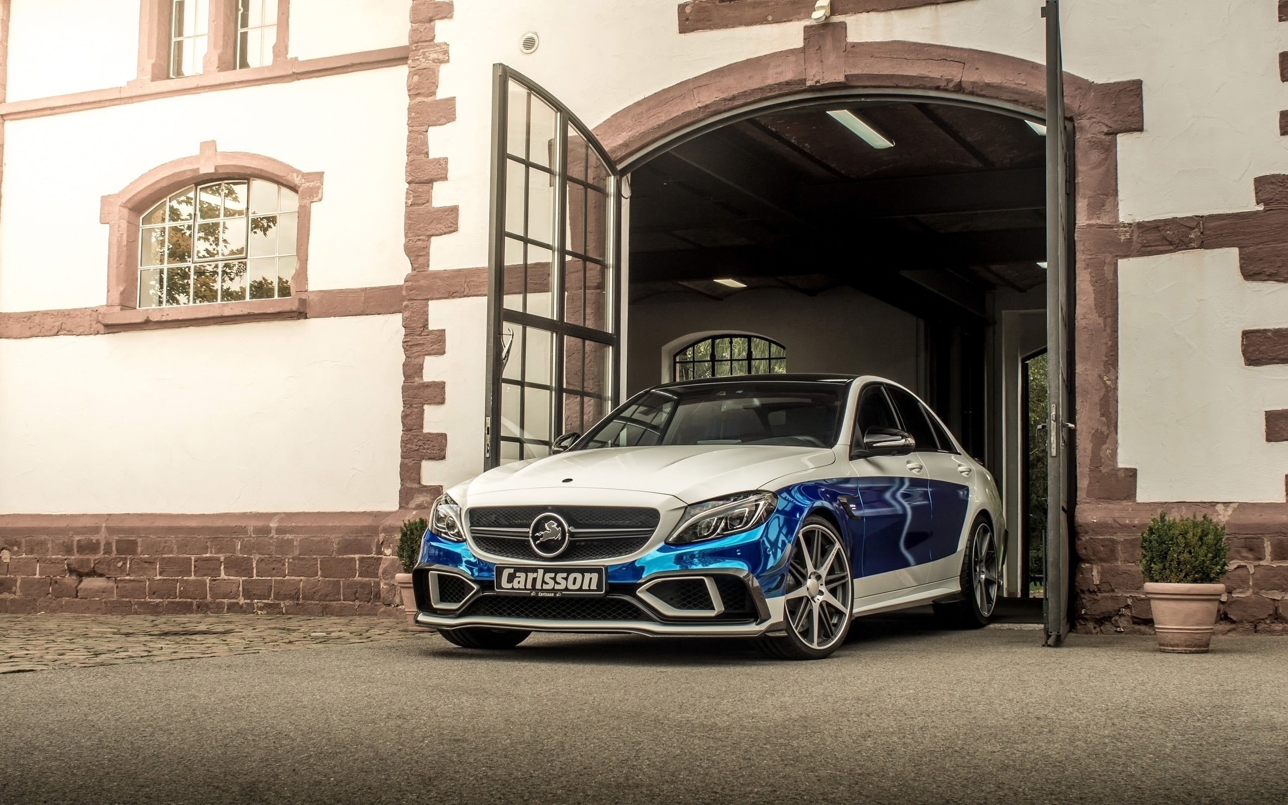 building, motor vehicle, architecture, garage, carlsson, open, no people, arch, 2K, parking, amg, stationary, door, outdoors, mode of transportation, HD Wallpaper