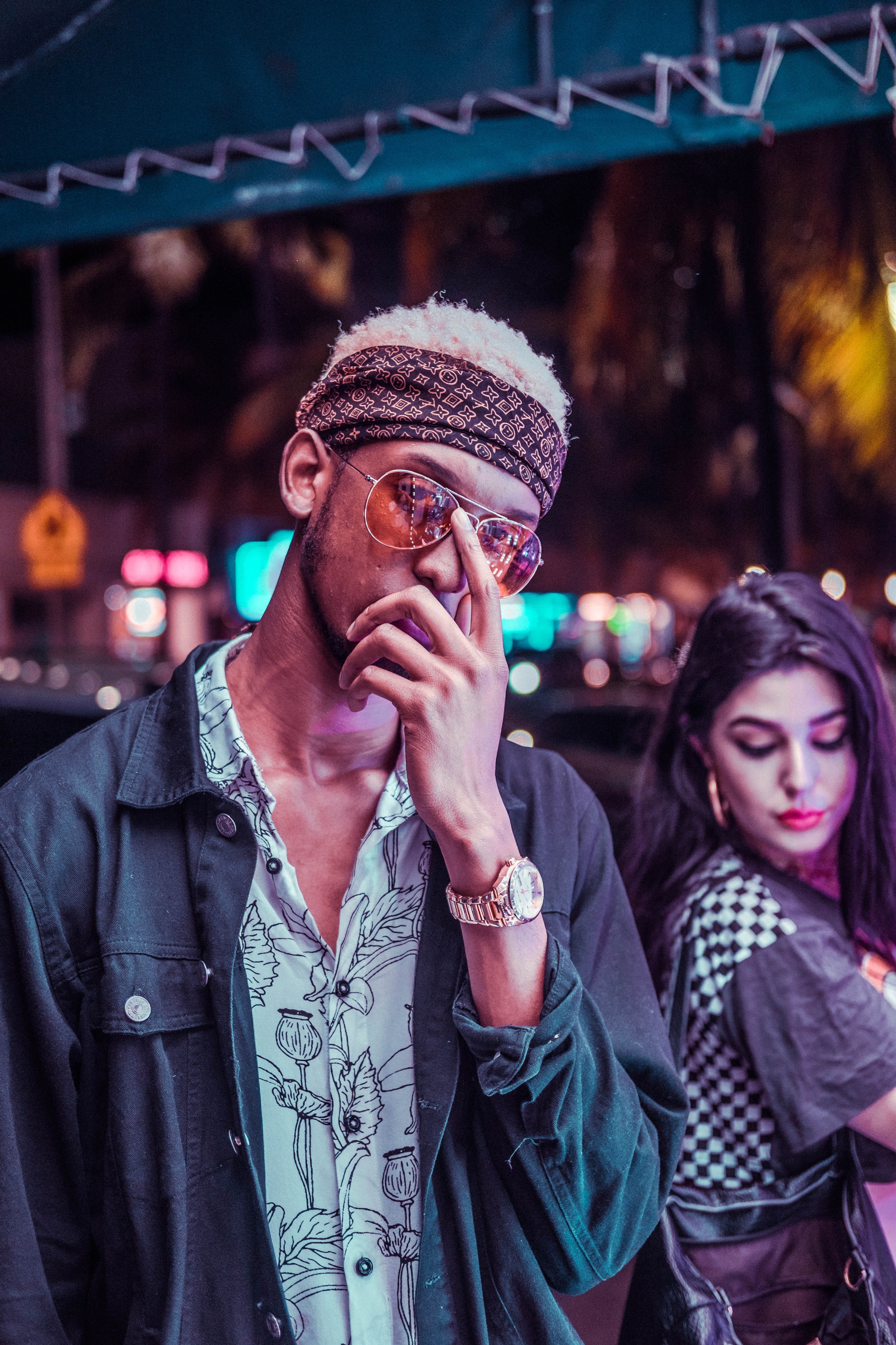 young men, city, young women, photography, standing, vintagestyle, young adult, shallow, adult, 4K, lifestyles, color, clothing, bright, pushing up glasses, Phone HD Wallpaper