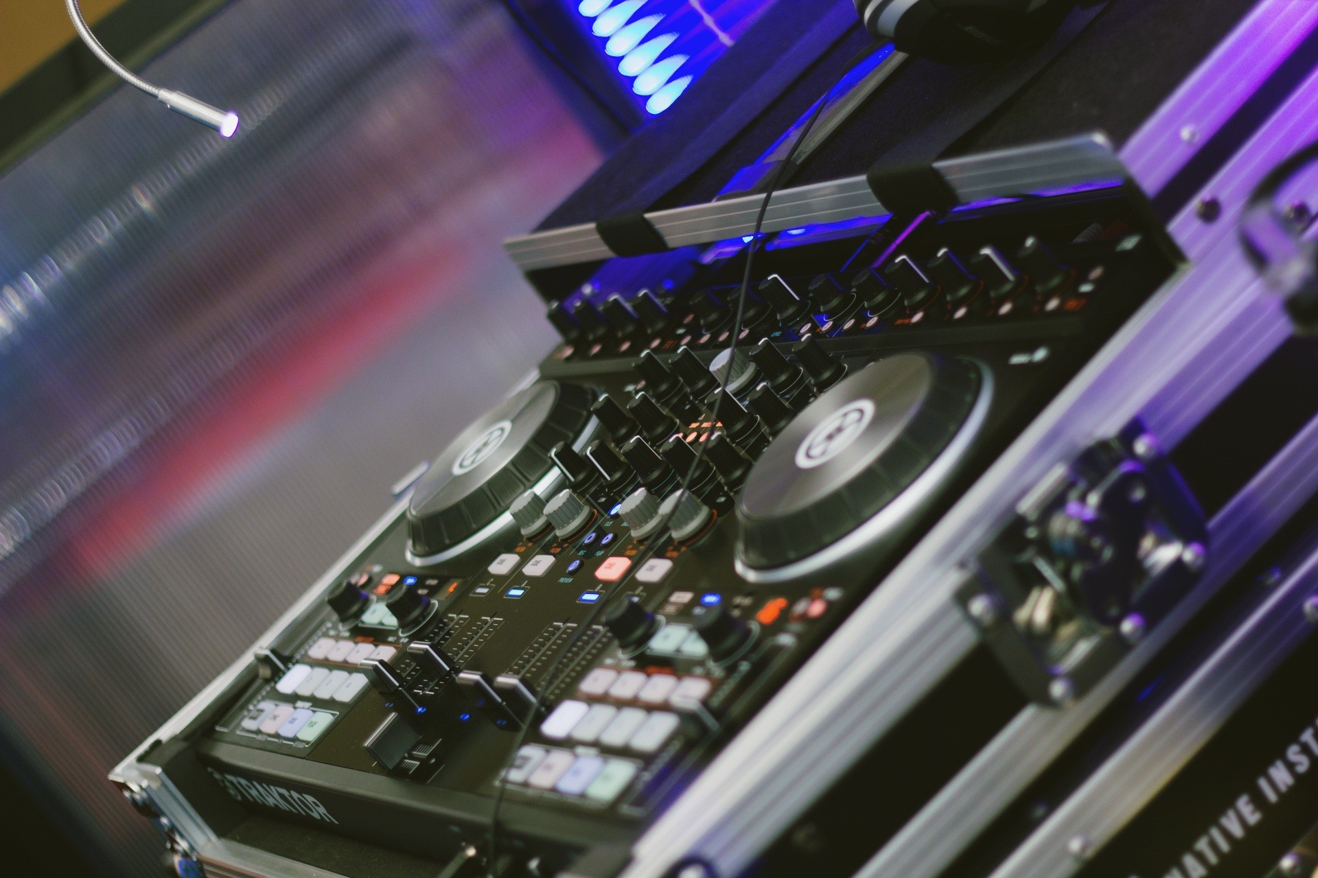 jockey, arts culture and entertainment, music, turntable, computer, machinery, mixing, technology, control, no people, mixer, techno, high angle view, musical instrument, HD Wallpaper