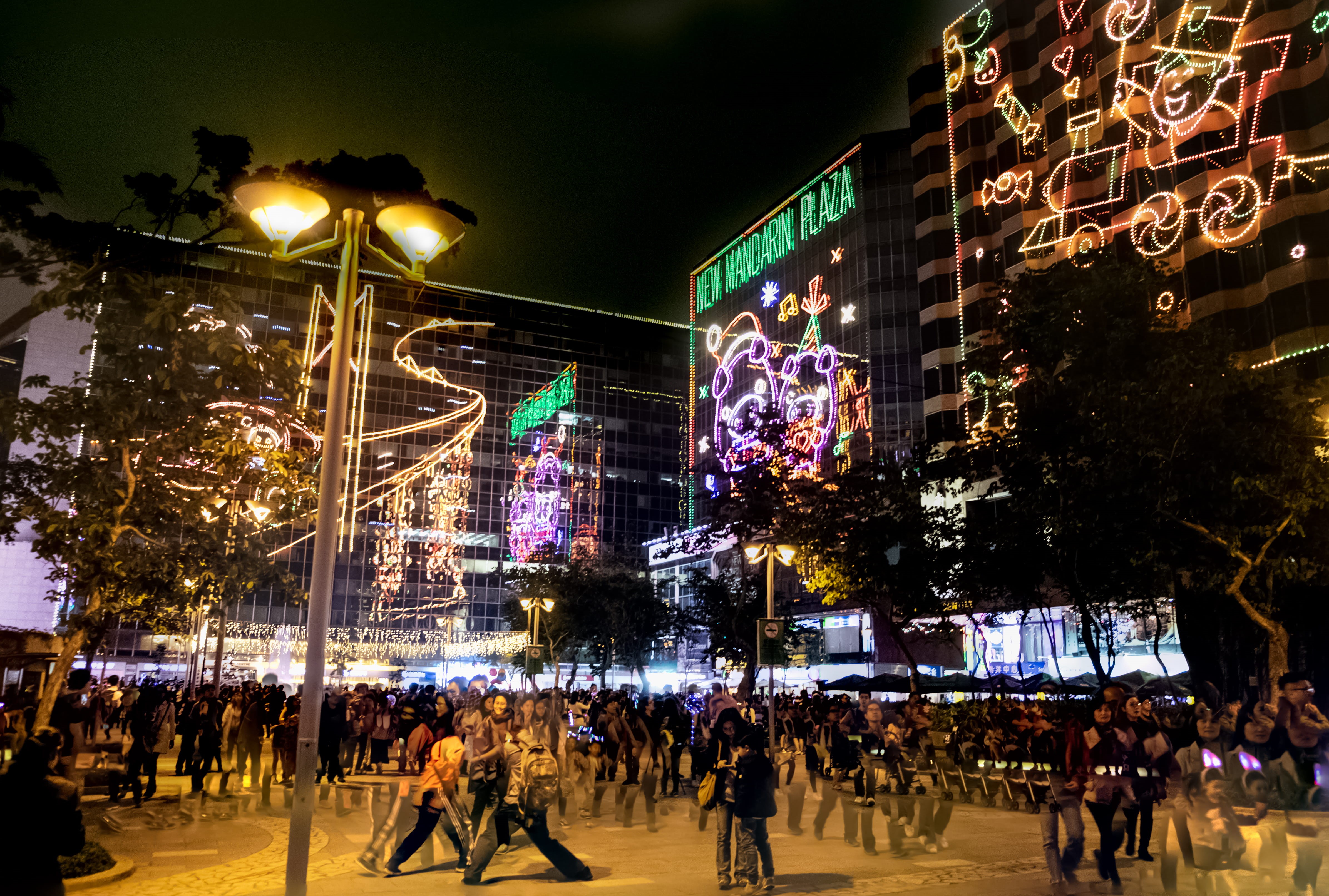 urban, tree, tsim sha tsui, built structure, rise, crowd, near, architecture, street light, hong kong, group of people, chrismas, city, illuminated, people, HD Wallpaper