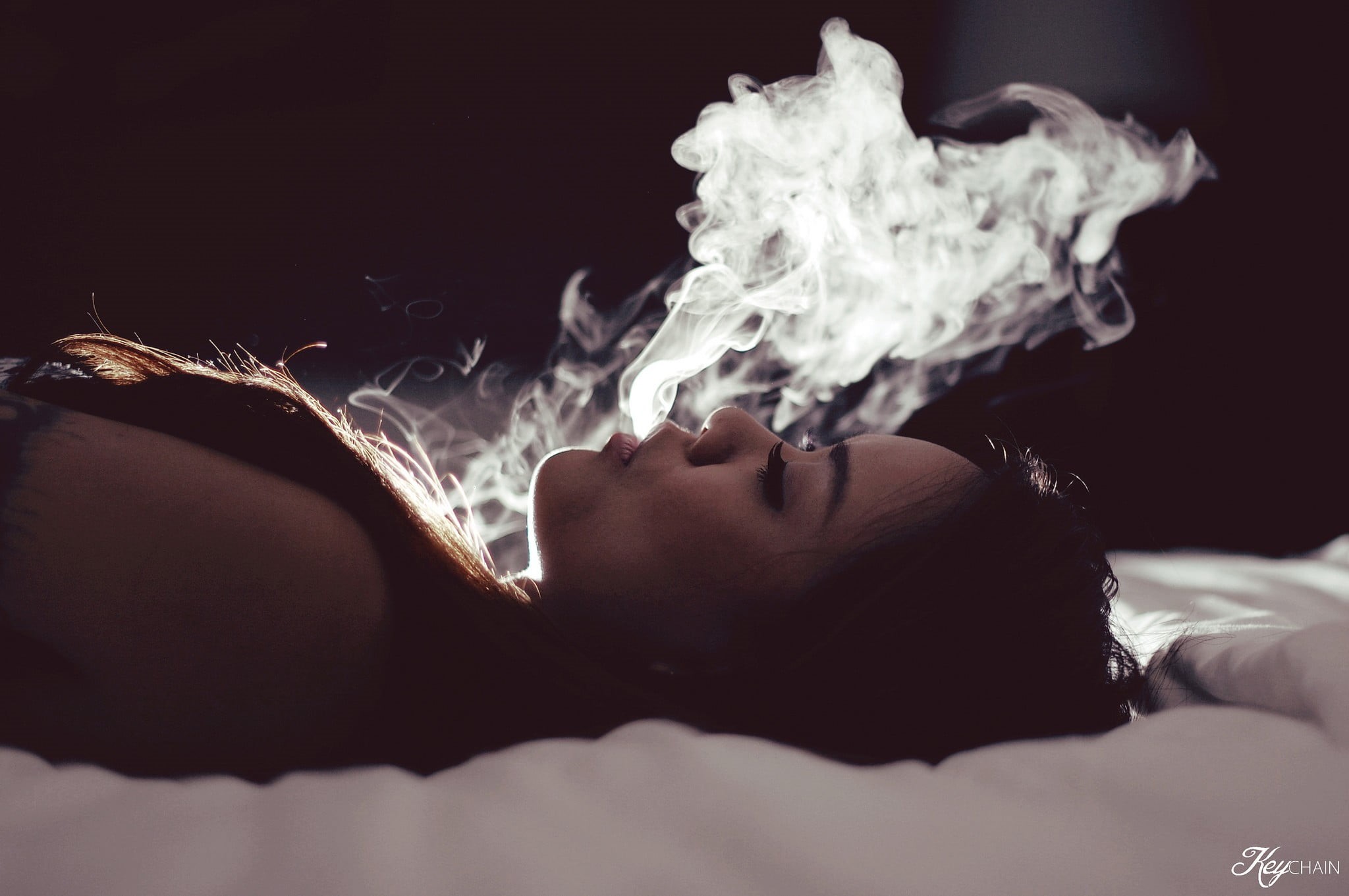comforter, lifestyles, headshot, one person, women, risk, 1080P, cigarette, young adult, smoking - activity, brunette, smoke - physical structure, activity, HD Wallpaper