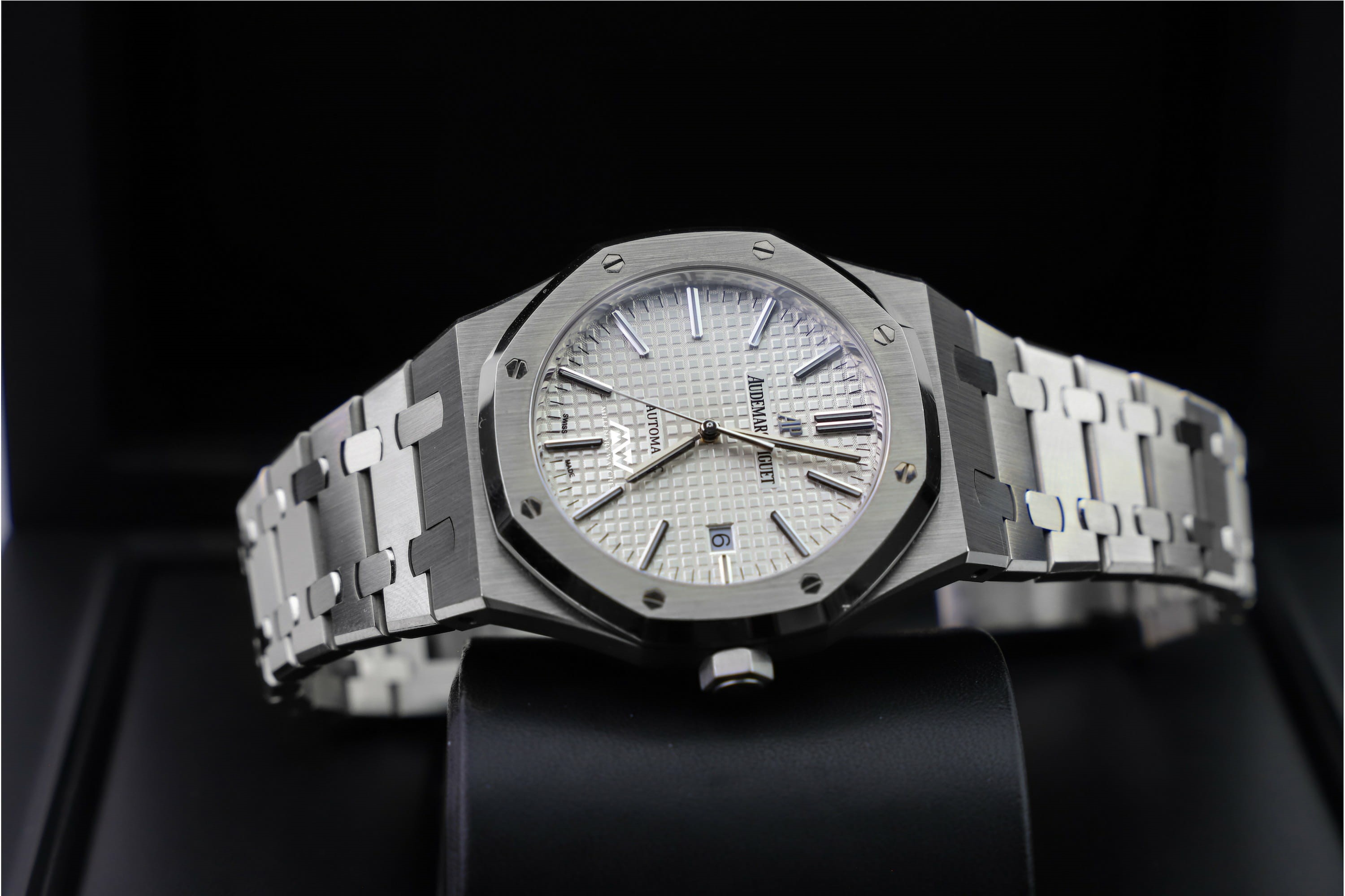 minute hand, exclusive, studio shot, alloy, metal, no people, instrument of time, datejust, luxury watch, millenary watches, chrome, fashion, watch, wealth, HD Wallpaper