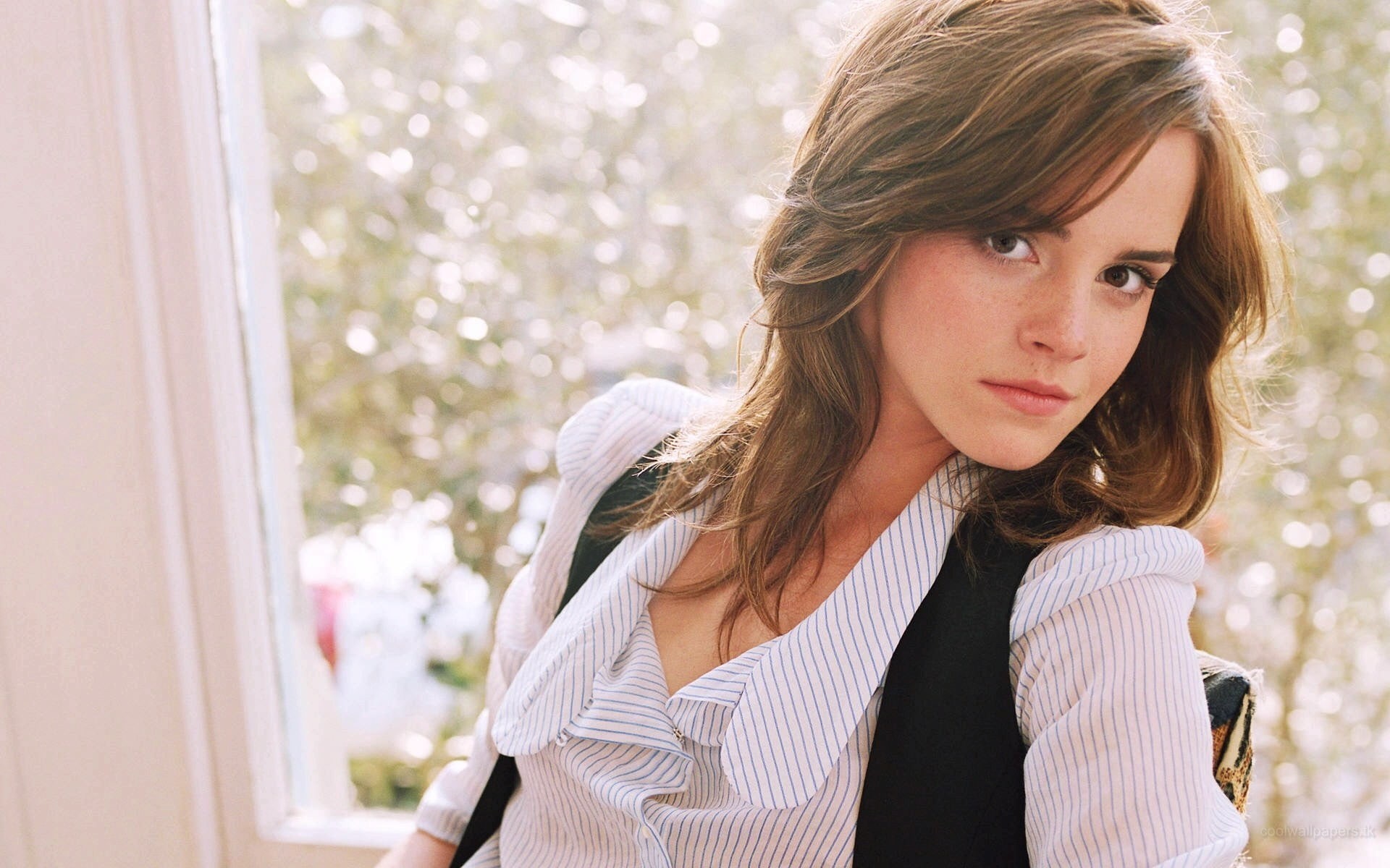 women, portrait, looking, focus on foreground, emma, looking at camera, 1080P, day, looking at viewer, celebrity, lifestyles, beautiful woman, brown hair, HD Wallpaper