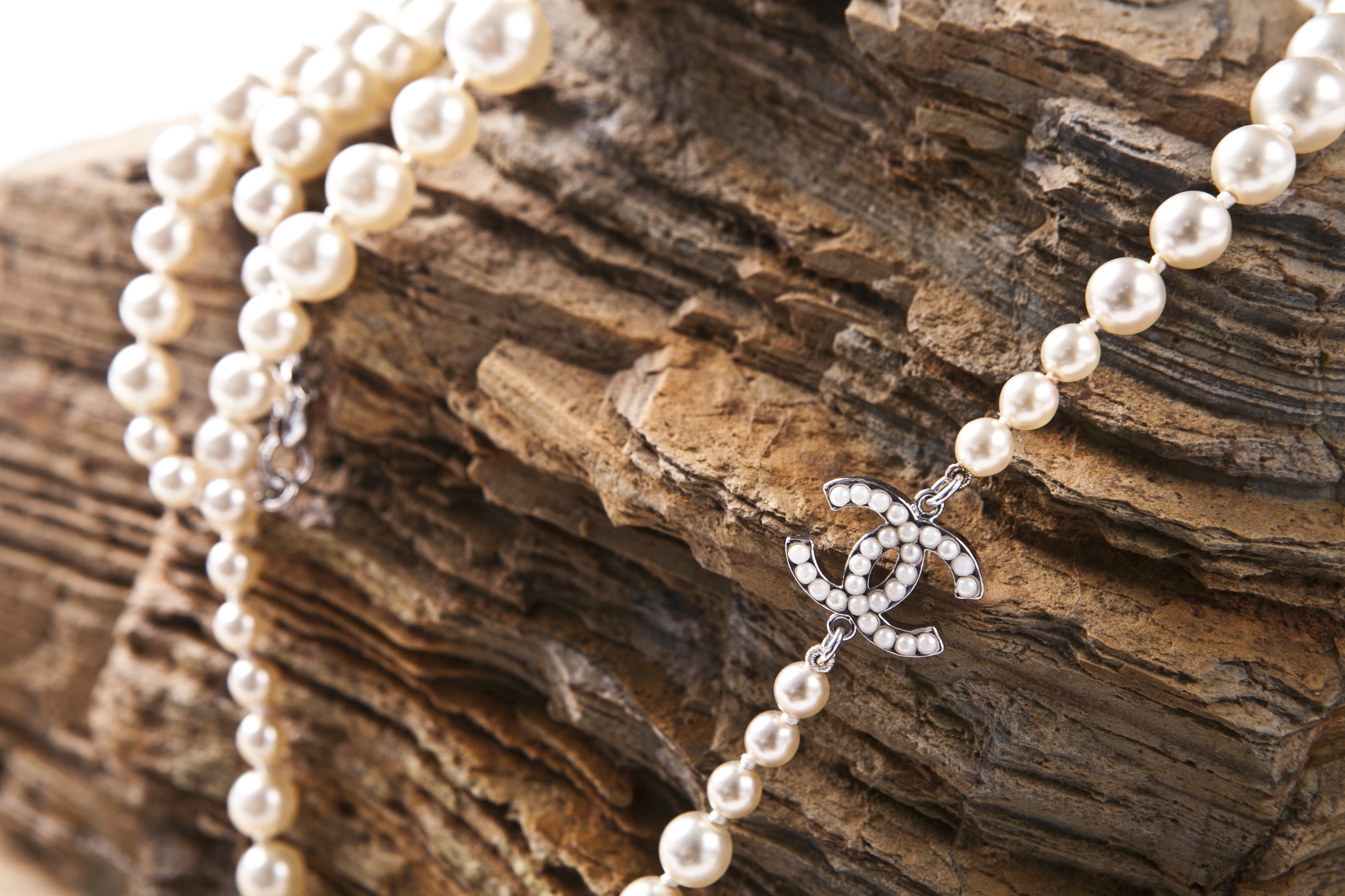 selective focus, rock, elegance, textured, close-up, ornate, luxury, wood - material, pearl, jewelry, wealth, 4K, beauty, necklace, nature, wood, bead, HD Wallpaper