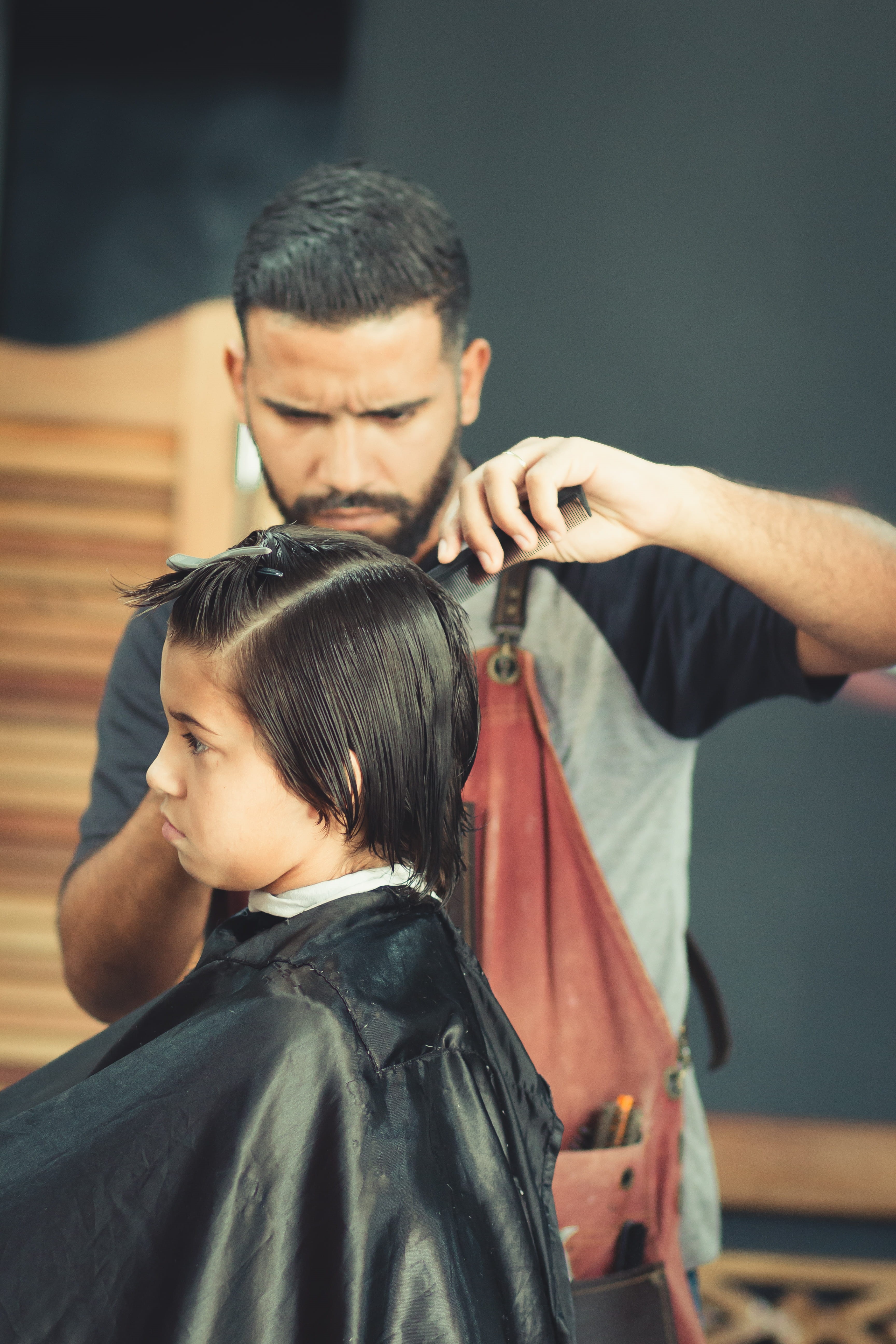 human hair, hairdo, young adult, hairstylist, man, hair salon, hair, combing, haircut, barbershop, customer, cutting hair, hairdresser, women, adult, two people, Phone HD Wallpaper