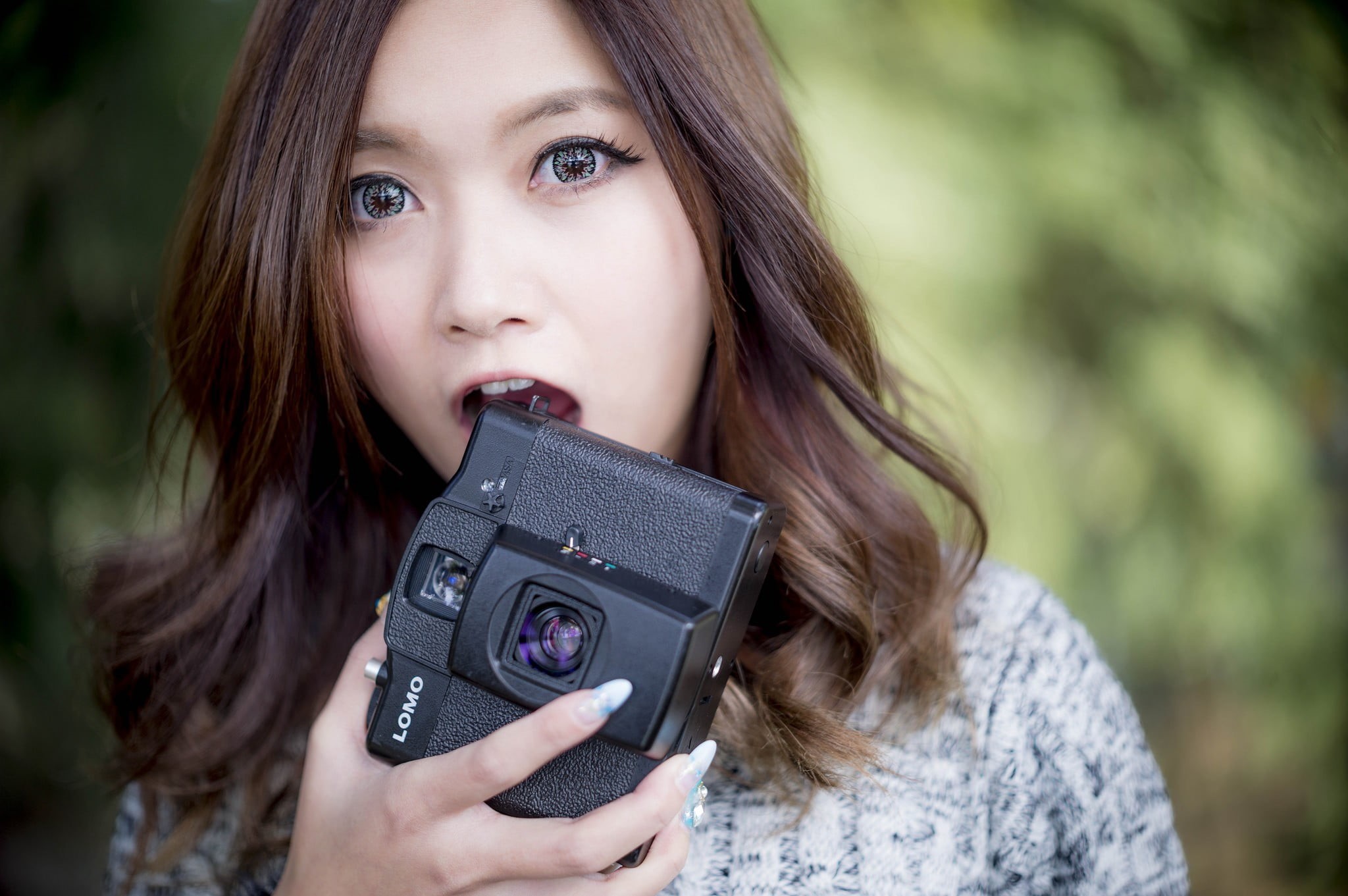 brunette, focus on foreground, looking at viewer, looking at camera, outdoors, long hair, adolescence, teenager, hairstyle, camera - photographic equipment, HD Wallpaper