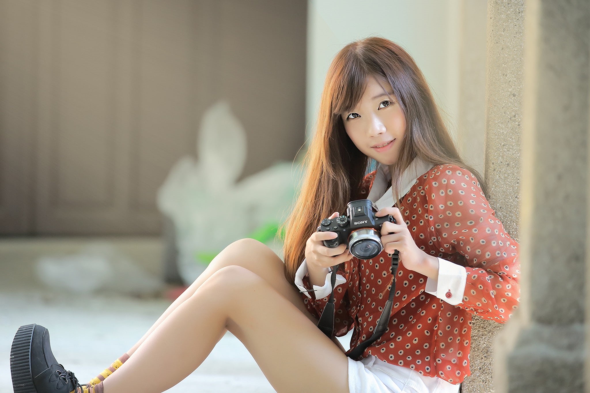 real people, 1080P, brown hair, leisure activity, hair, long hair, bangs, camera, beautiful woman, portrait, one person, sitting, casual clothing, three quarter length, HD Wallpaper