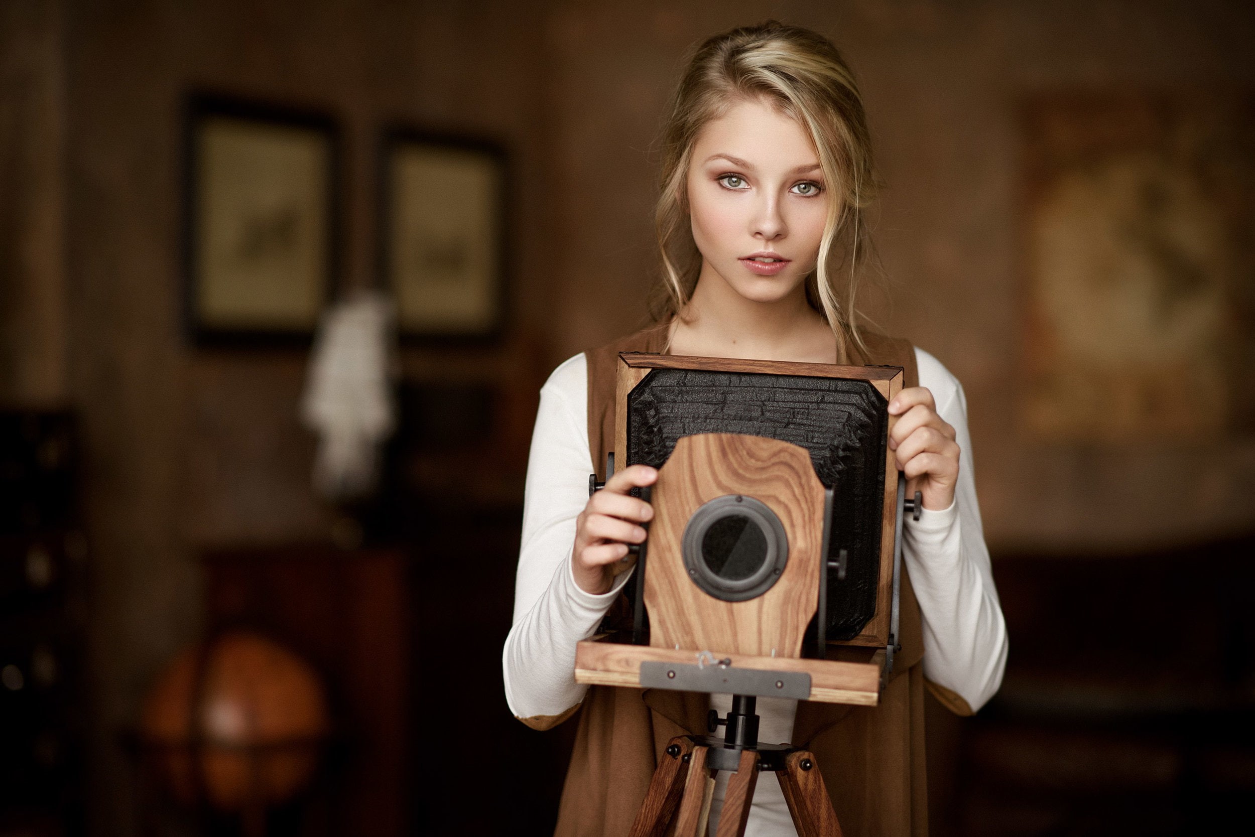 antique, beautiful people, looking at viewer, hairstyle, photography themes, blonde, photographer, camera - photographic equipment, retro styled, face, HD Wallpaper