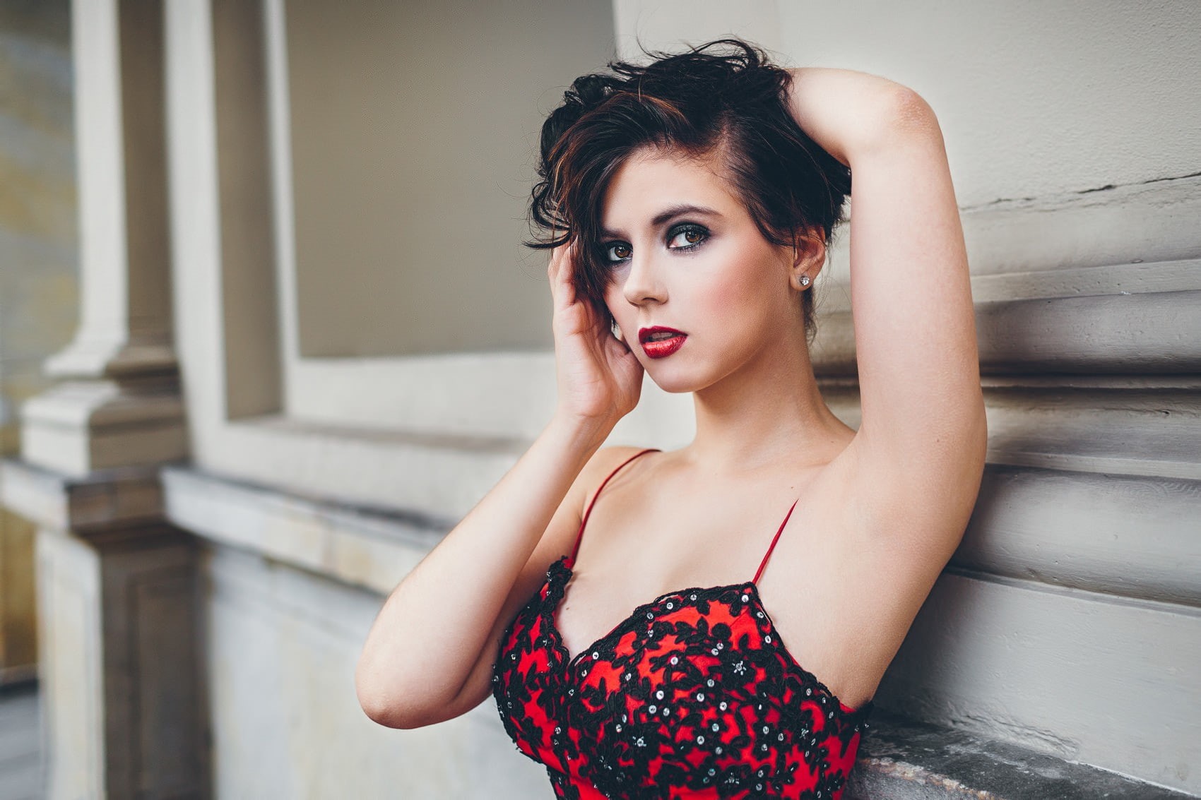 720P, clothing, face, armpits, architectural column, front view, looking at camera, young adult, fashion, adult, beauty, lipstick, hairstyle, women, indoors, HD Wallpaper