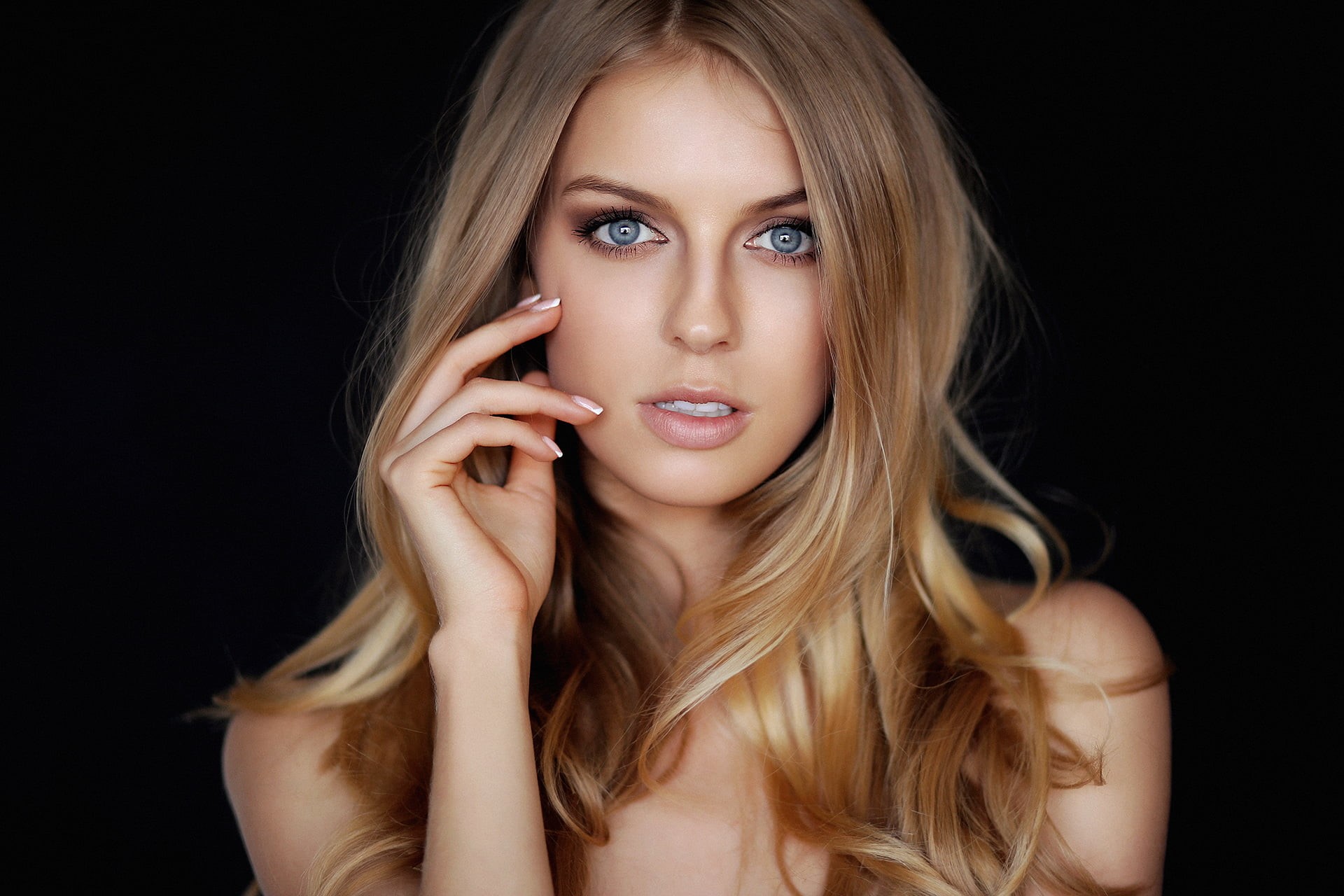 blue eyes, 1080P, Dmitry Arhar, women, Alena Filinkova, portrait, looking at viewer, wavy hair, makeup, black background, blonde, bare shoulders, HD Wallpaper