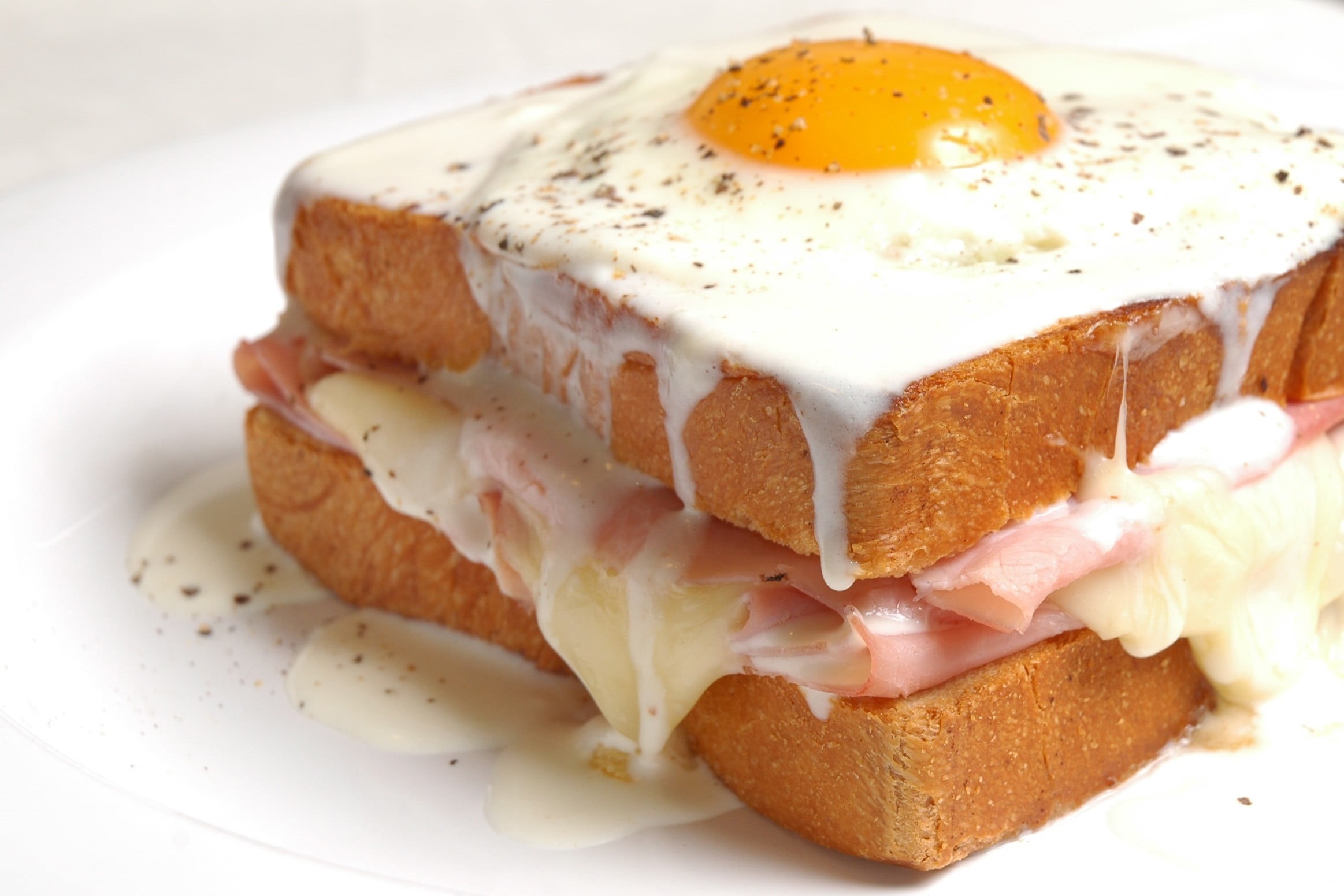 focus on foreground, freshness, breakfast, meal, ham, ready-to-eat, healthy eating, close-up, no people, egg yolk, sunny side up, bread, 1080P, snack, HD Wallpaper