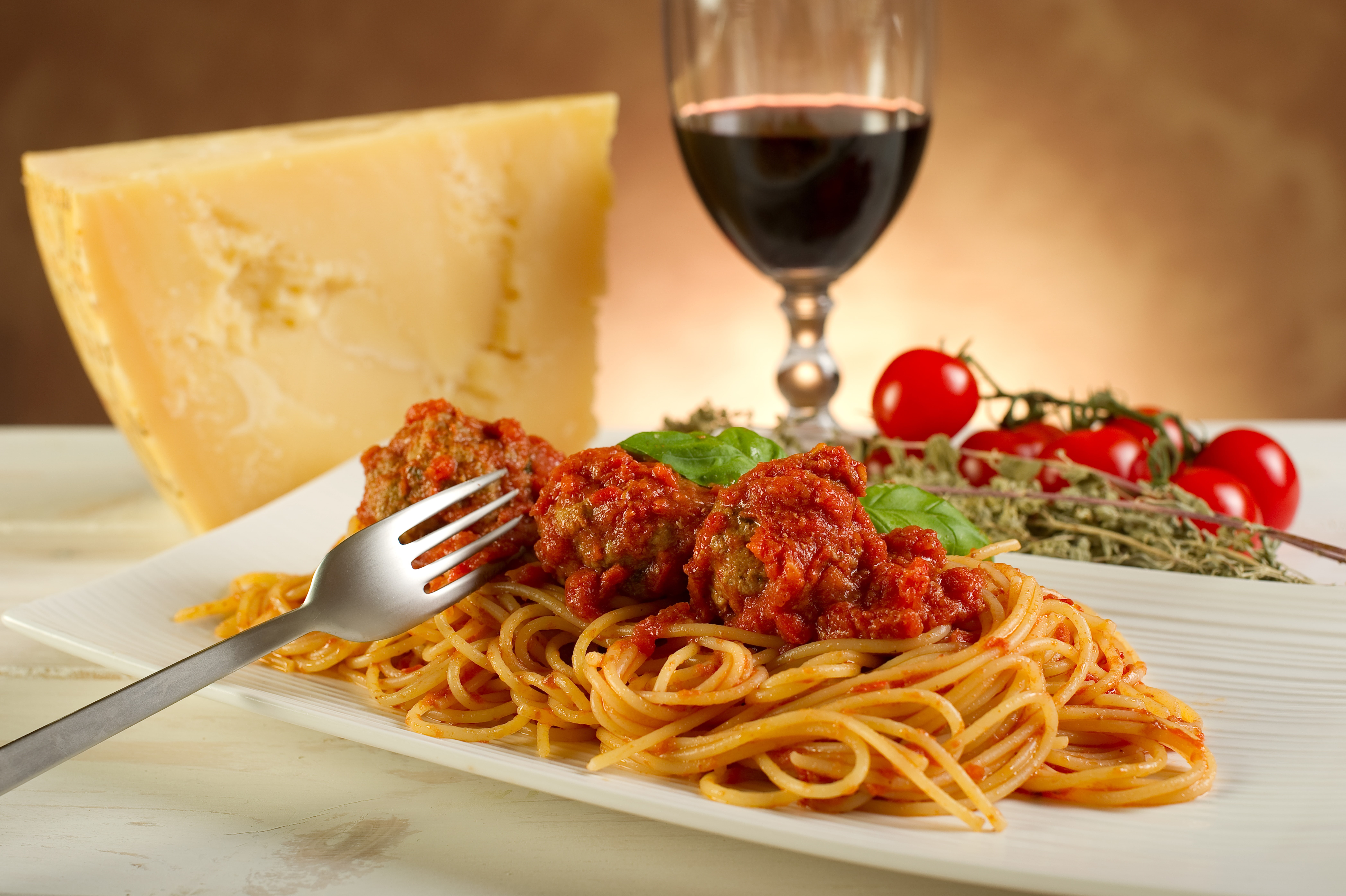 cheese, spaghetti, household equipment, glass, 8K, meal, pasta, plate, alcohol, kitchen utensil, drinking glass, food and drink, fruit, no people, fork, HD Wallpaper