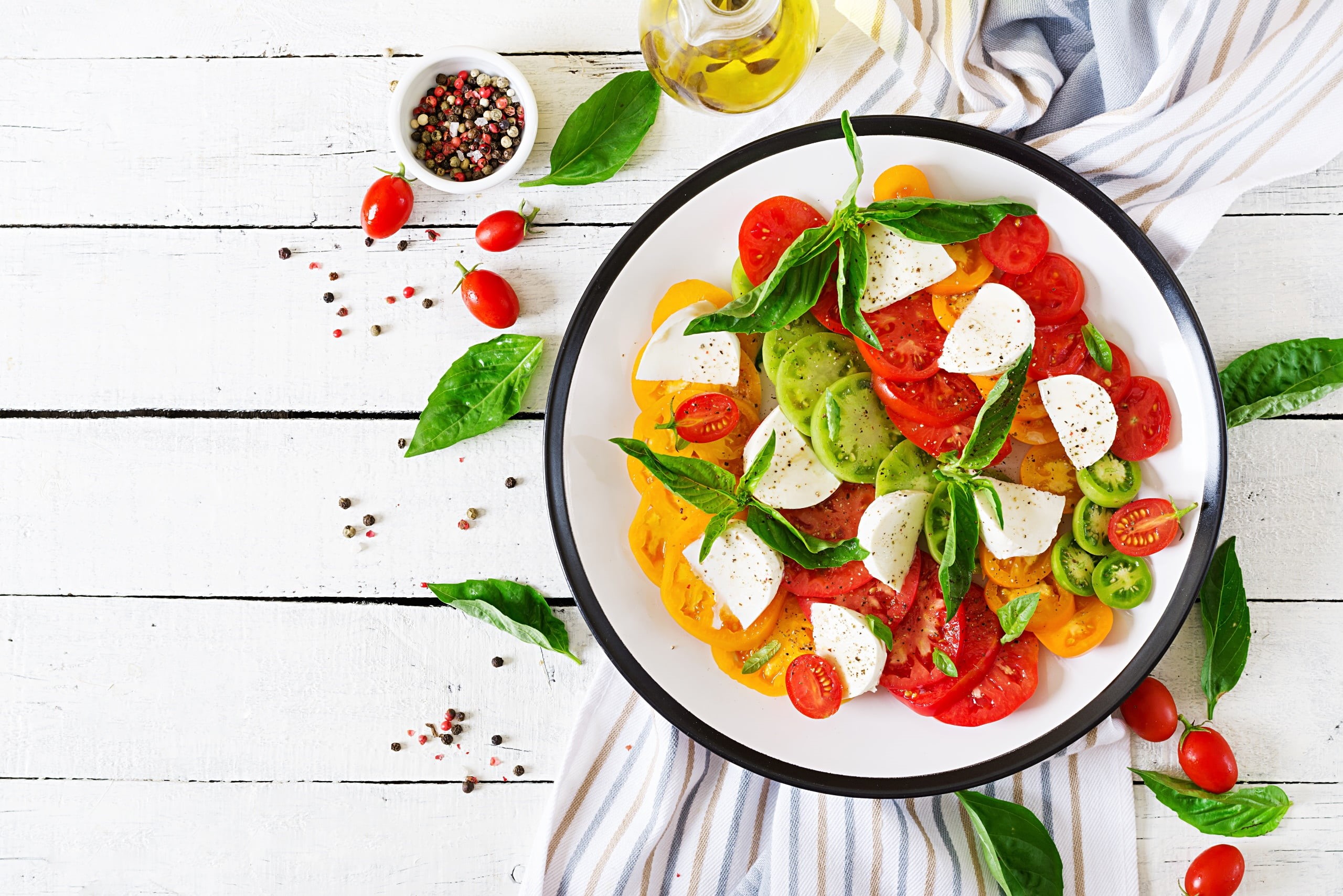 tomatoes, Black pepper (Spice), wooden surface, salad, basil, 2K, Mozzarella, plates, olive oil, food, HD Wallpaper