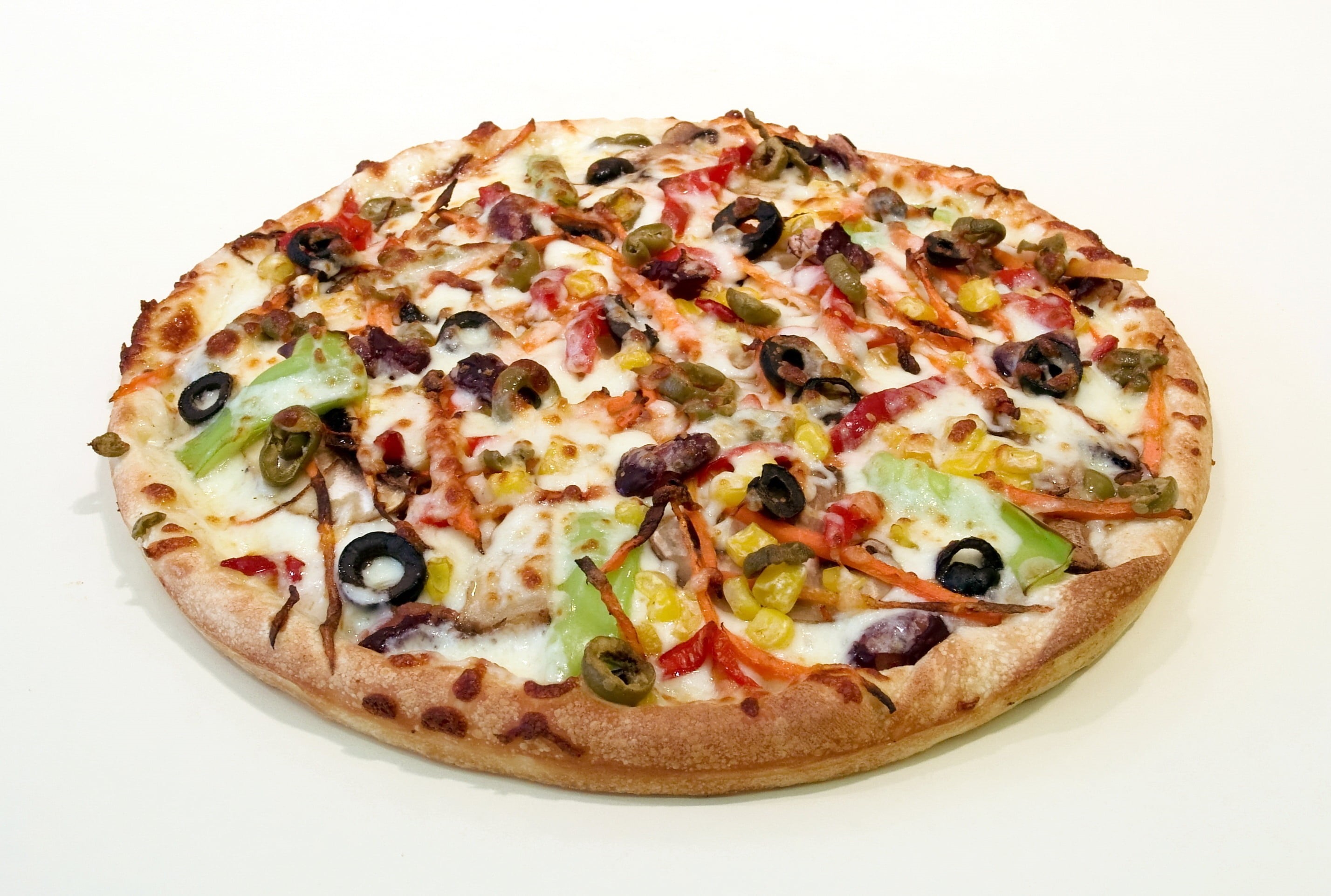 ham, edible Mushroom, processed meat, indoors, food, baked, basil, lunch, slice, close-up, pizza, food and drink, restaurant, meat, black olive, mozzarella, HD Wallpaper
