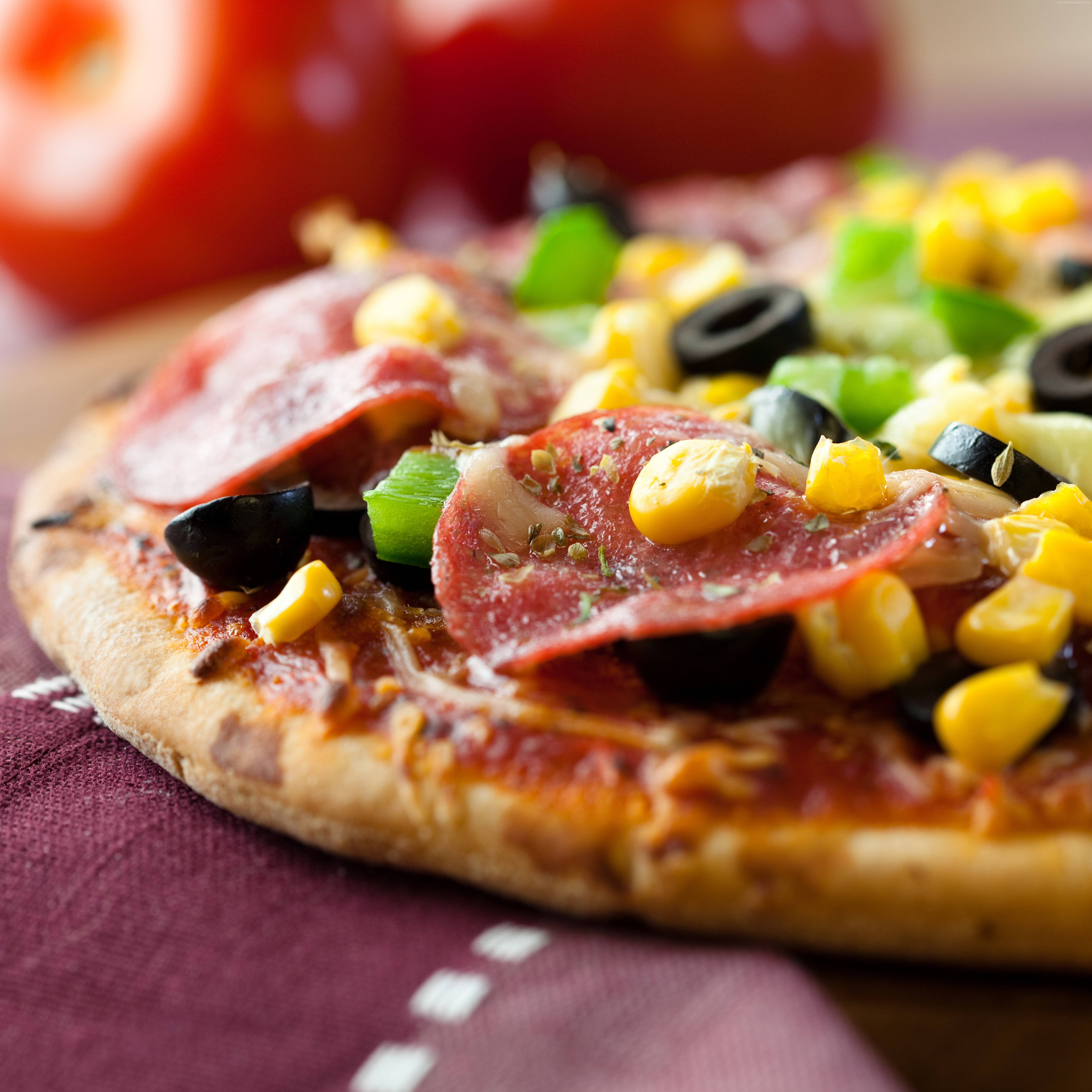 5K, olives, Pizza, salami, corn, Phone HD Wallpaper