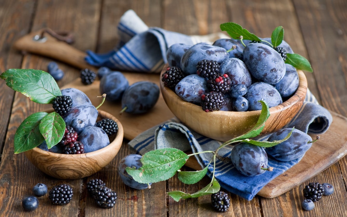 basket, berry fruit, herb, blackberry - fruit, leaf, healthy eating, no people, food, 720P, still life, bowls, fruit, wooden surface, leaves, blueberry, HD Wallpaper