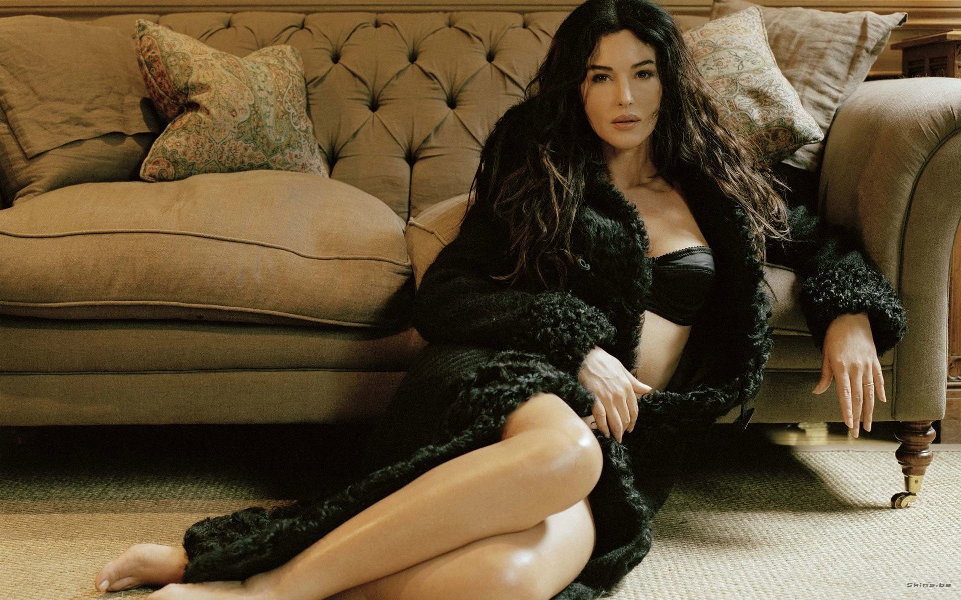 indoors, real people, young women, women, lifestyles, fashion, Monica Bellucci, relaxation, Actresses, furniture, sitting, full length, one person, young adult, HD Wallpaper