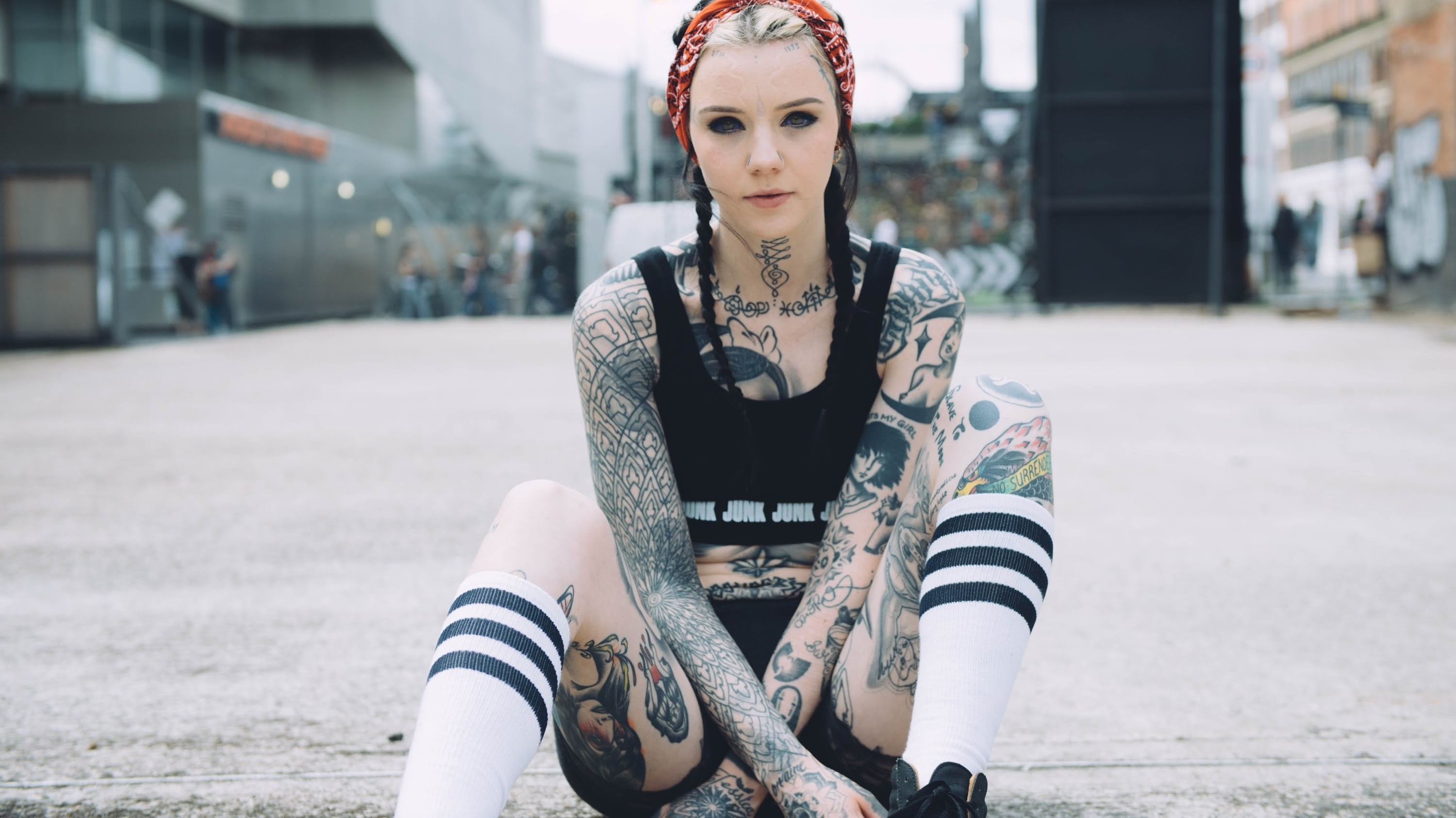 architecture, focus on foreground, Streetwear, looking at camera, leisure activity, fashion, sitting, beautiful woman, beauty, tattoo sleeve, high, socks, HD Wallpaper