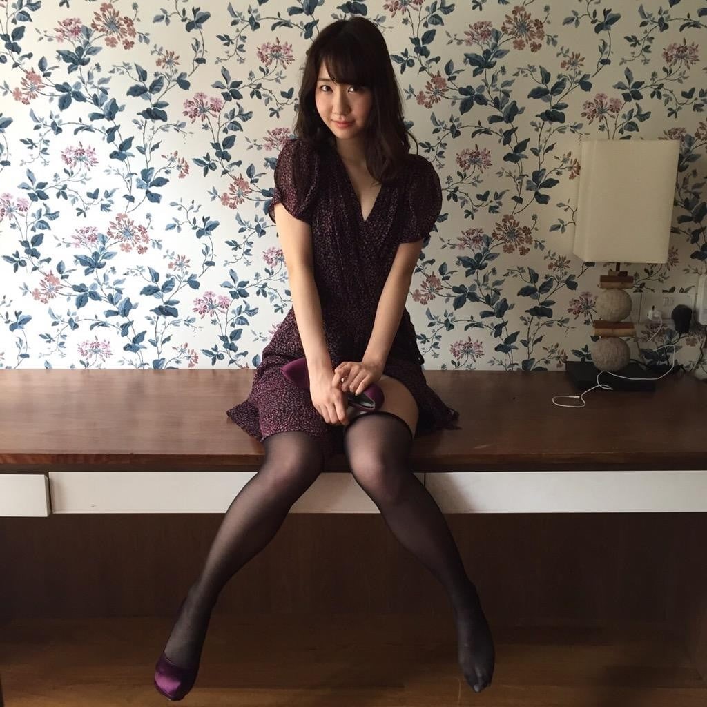 flooring, seat, furniture, front view, wood, real people, short, black, wall - building feature, 480P, fashion, full length, dress, lifestyles, Phone HD Wallpaper