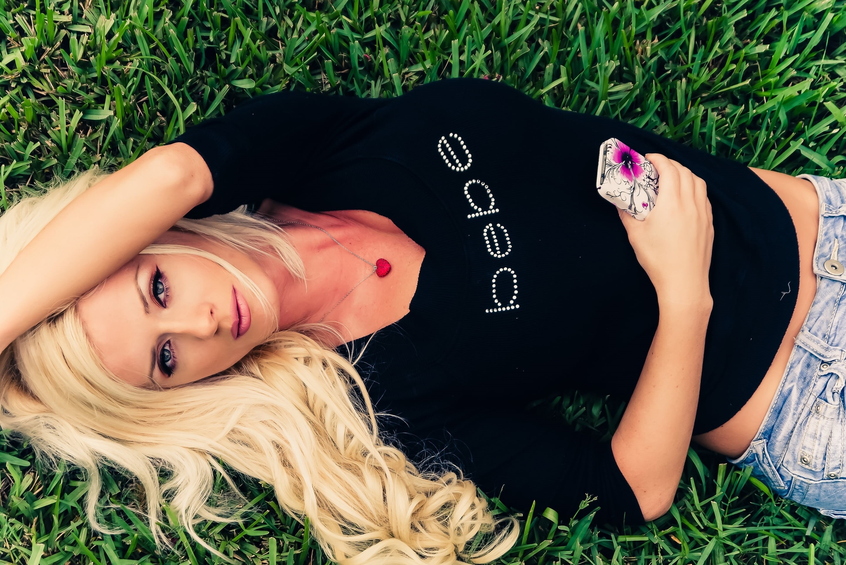 crew, long hair, look, young adult, hairstyle, blond hair, plant, beautiful woman, bebe, 2K, grass, casual clothing, black, lying down, outdoors, leisure activity, HD Wallpaper