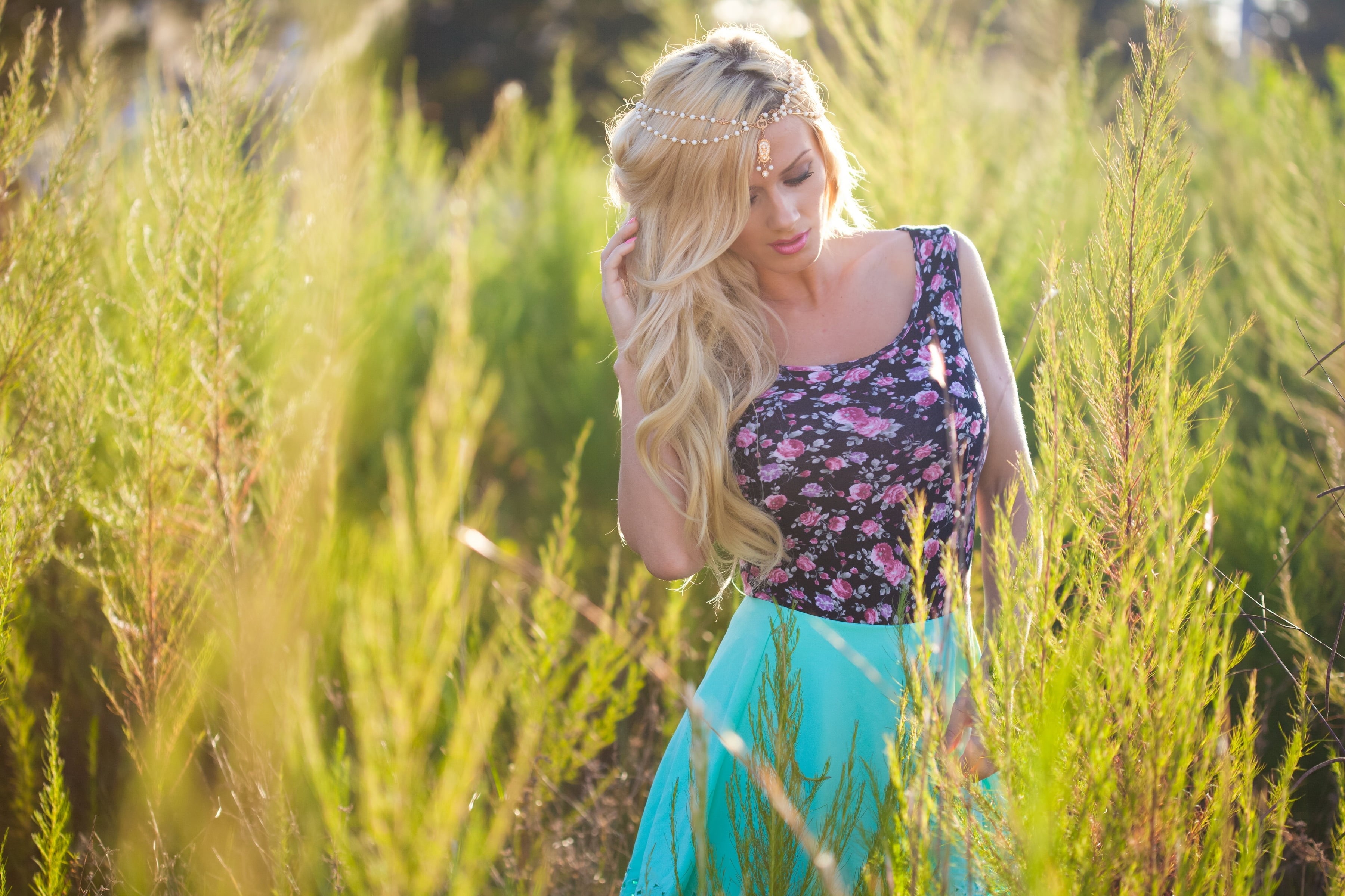 hairstyle, field, s, young women, young adult, three quarter length, real people, day, grass, beautiful woman, lifestyles, outdoors, standing, leisure activity, HD Wallpaper