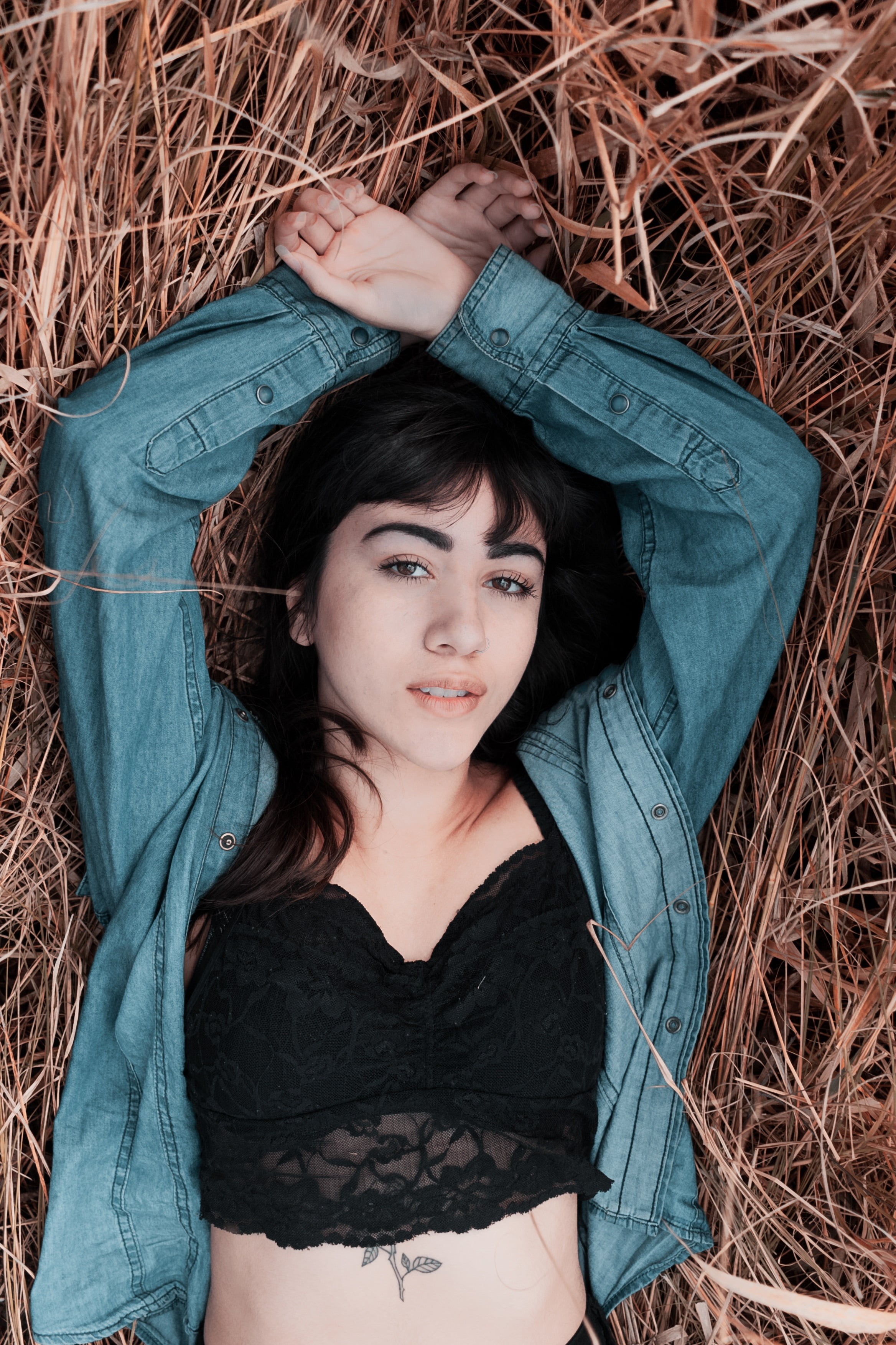 2K, directly above, contemplation, hands behind head, looking at camera, young adult, portrait, beauty, hairstyle, one person, women, waist up, lying on back, Phone HD Wallpaper