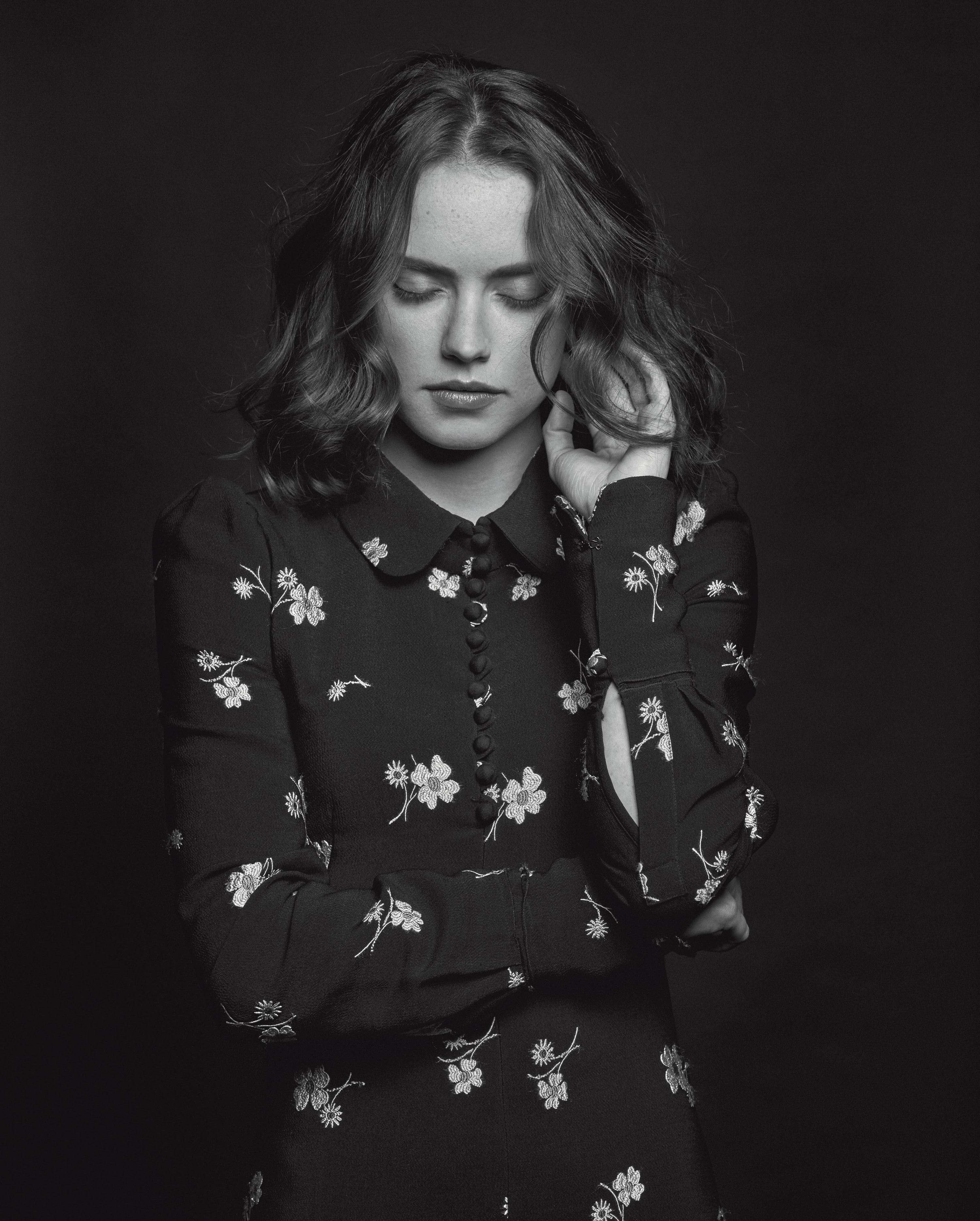 hairstyle, Daisy Ridley, one person, indoors, contemplation, depression - sadness, emotion, looking, hair, black background, 2K, women, young women, beauty, Phone HD Wallpaper