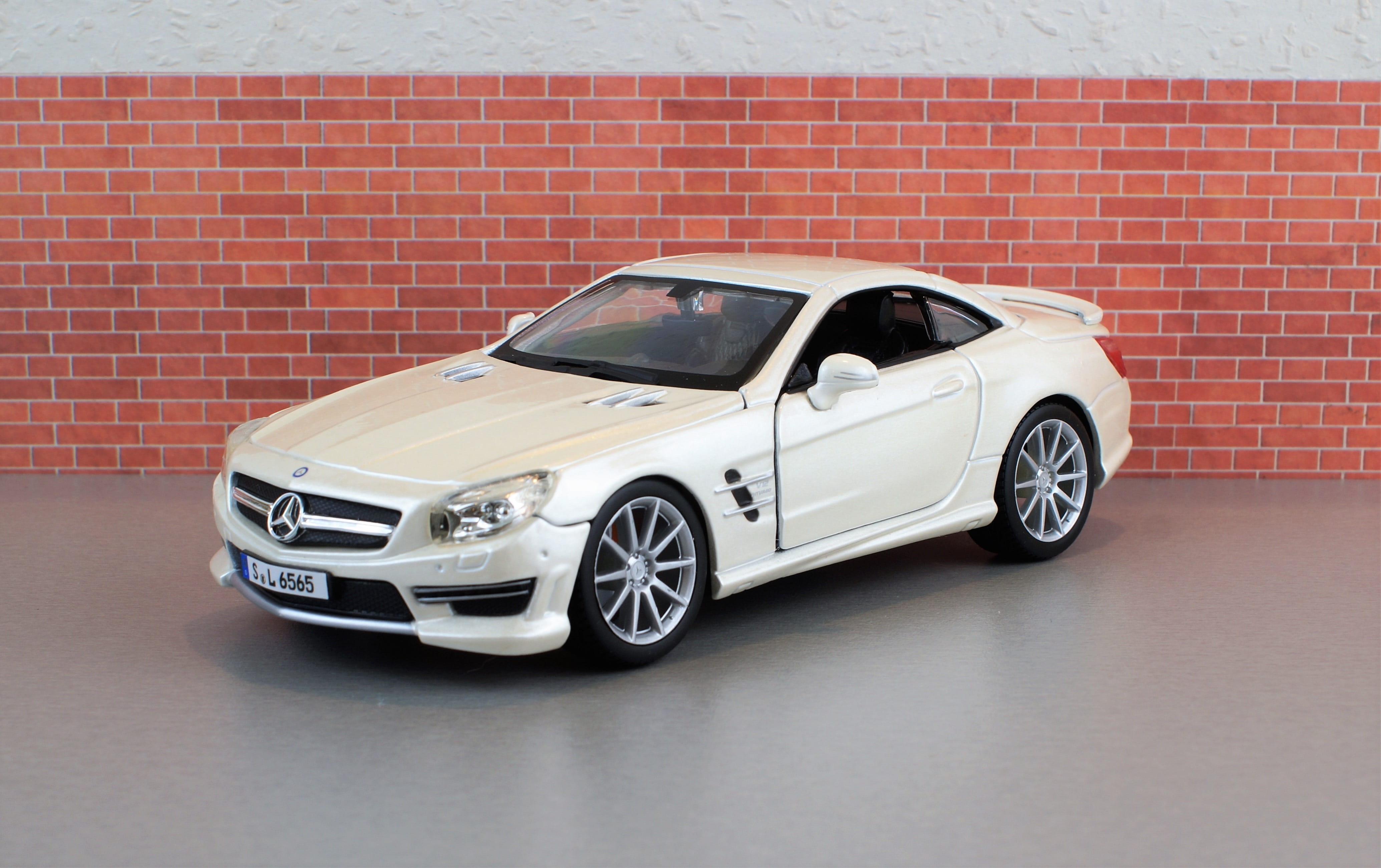 speed, mode of Transport, no People, brick wall, toys, motor vehicle, indoors, mode of transportation, new, silver colored, status Car, mercedes, model, HD Wallpaper