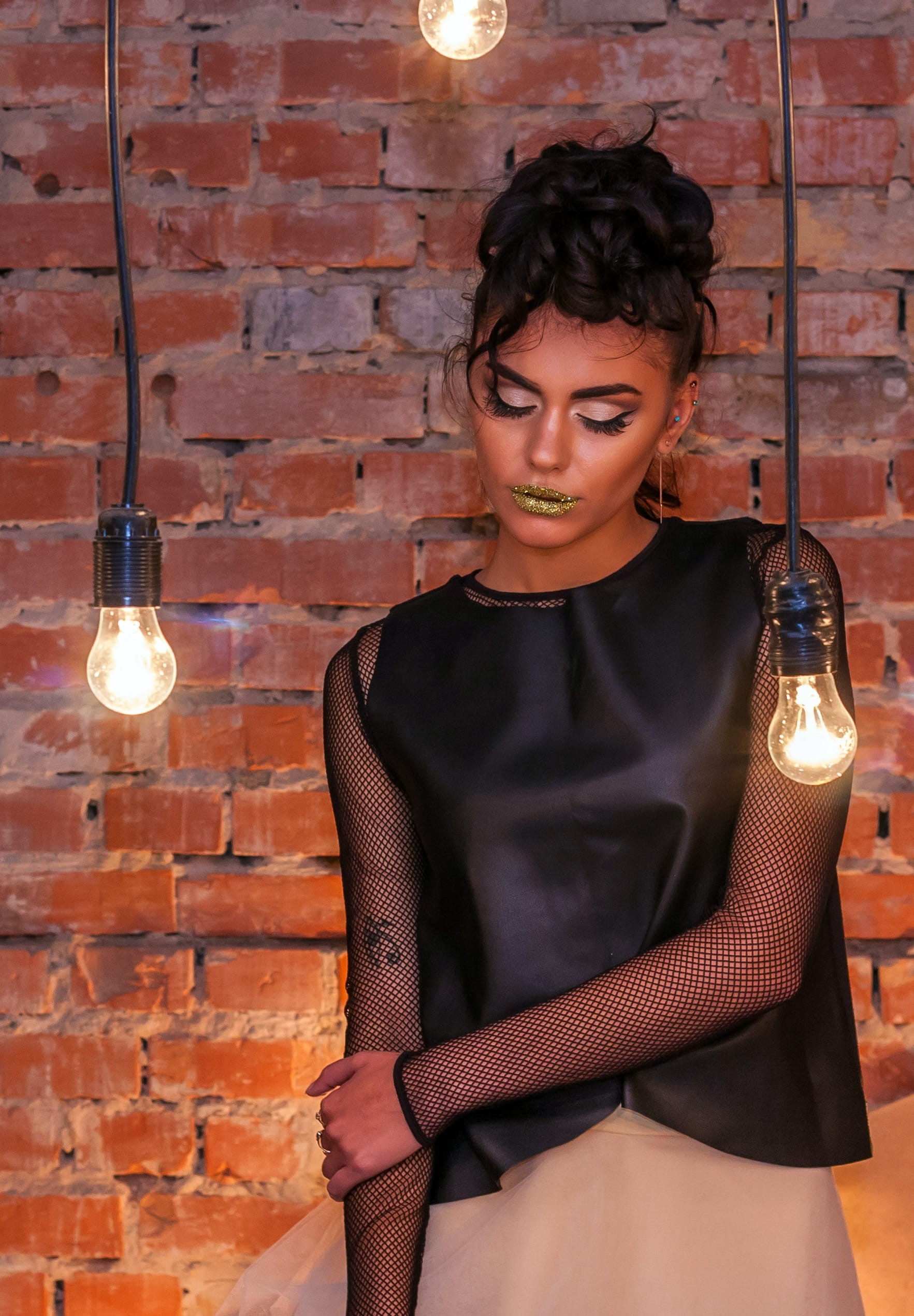 three quarter length, one person, young adult, real people, life, indoors, light bulb, Cool, super, only women, beuty, one woman only, hairstyle, rockprincess, Phone HD Wallpaper