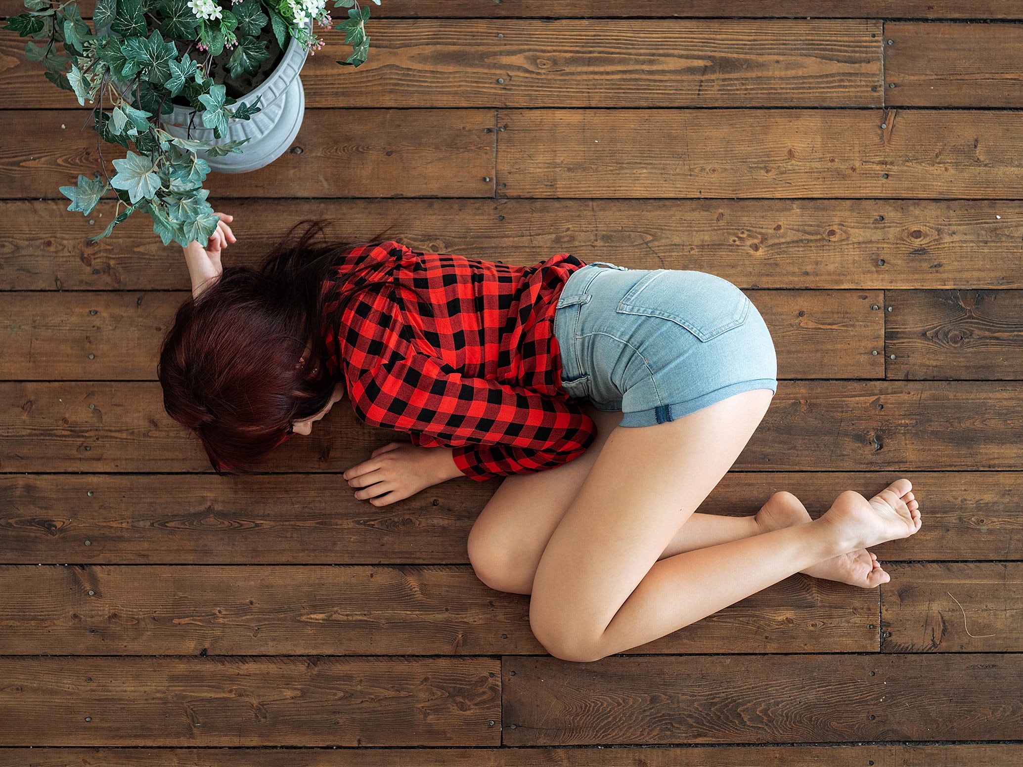 1080P, plants, jean shorts, women, high waisted short, brunette, wooden surface, on the floor, plaid shirt, top view, HD Wallpaper