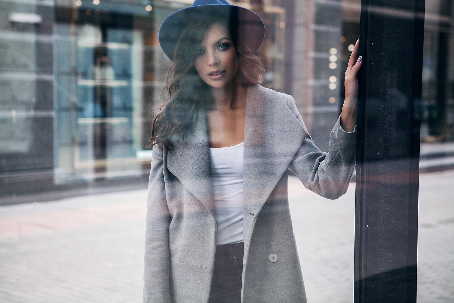 brunette, reflection, coats, white tops, women outdoors, looking at viewer, 1080P, face, eyeshadow, women, blue eyes, hat, long hair, tanned, millinery, HD Wallpaper